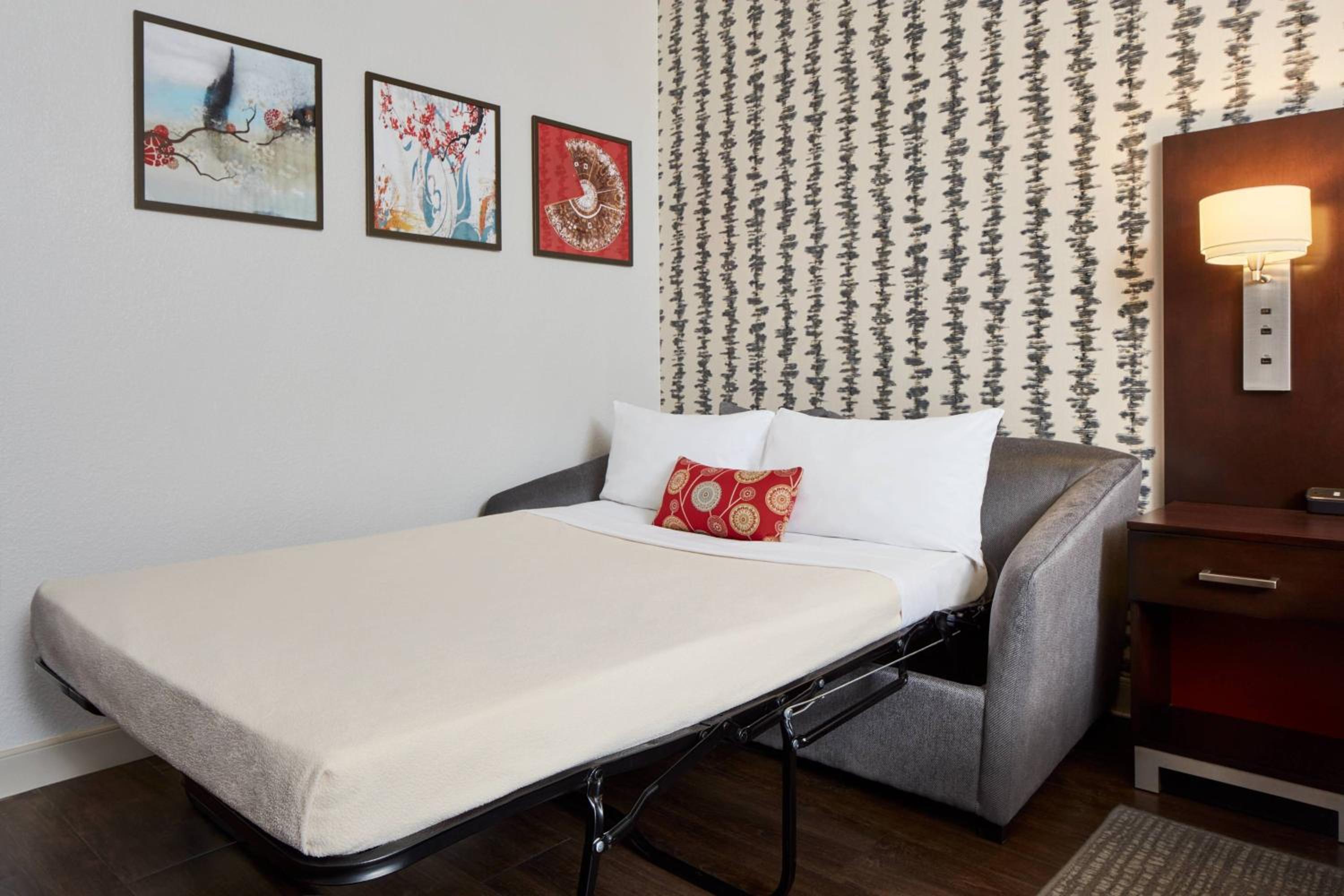 King Room with Sofa Bed - Photo 2