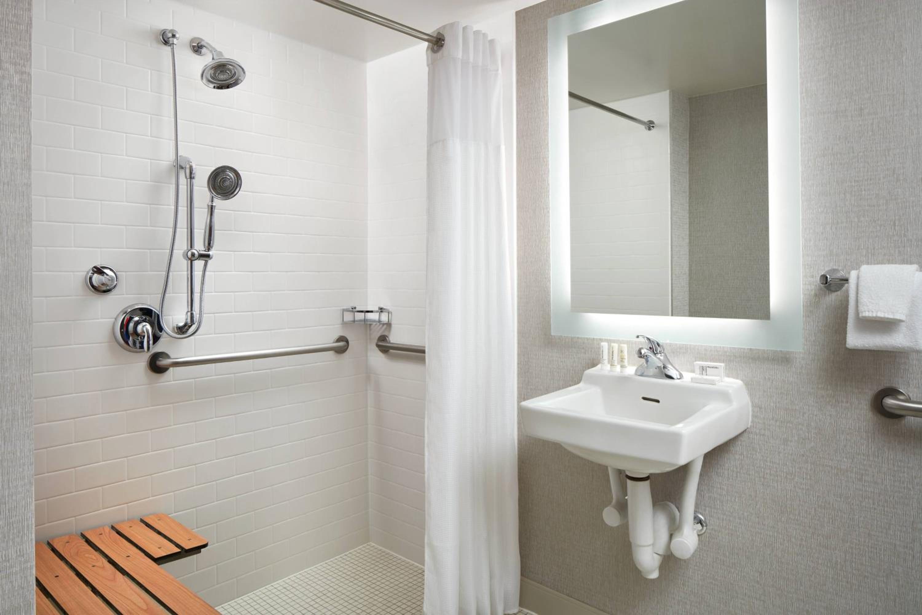 King Room with Bathtub - Mobility Access/Hearing Accessible photo 1