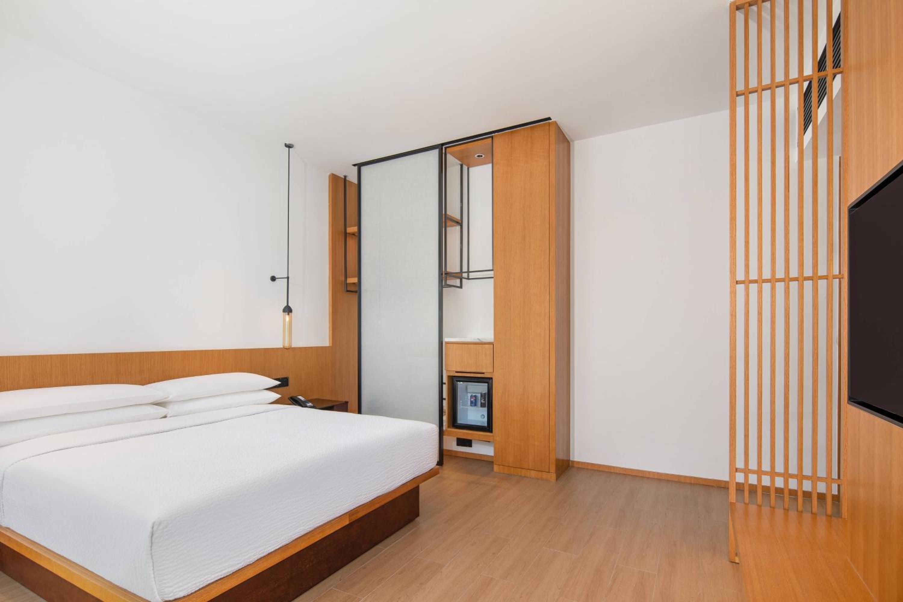Standard, Guest room, 1 King - Photo 5
