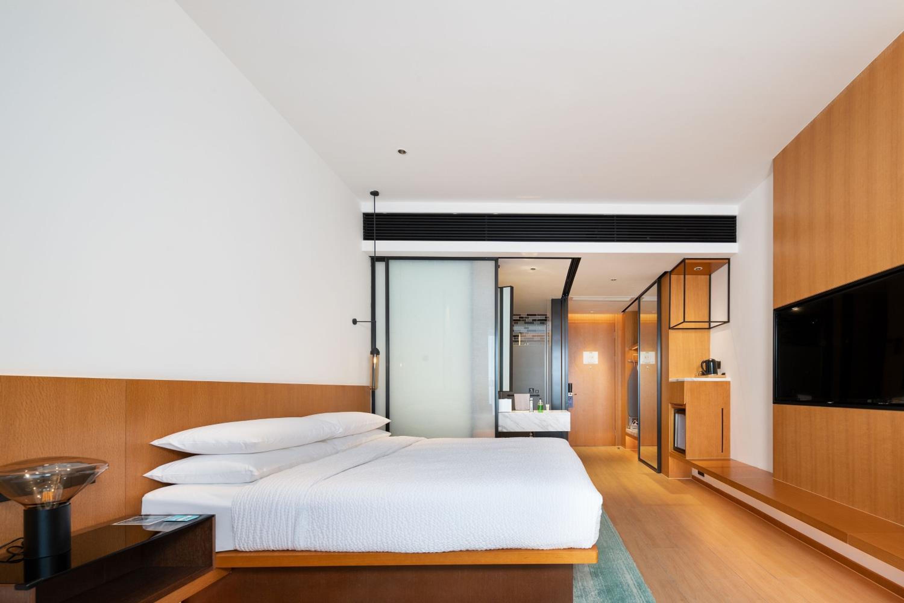 Superior, Guest room, 1 King - Photo 3