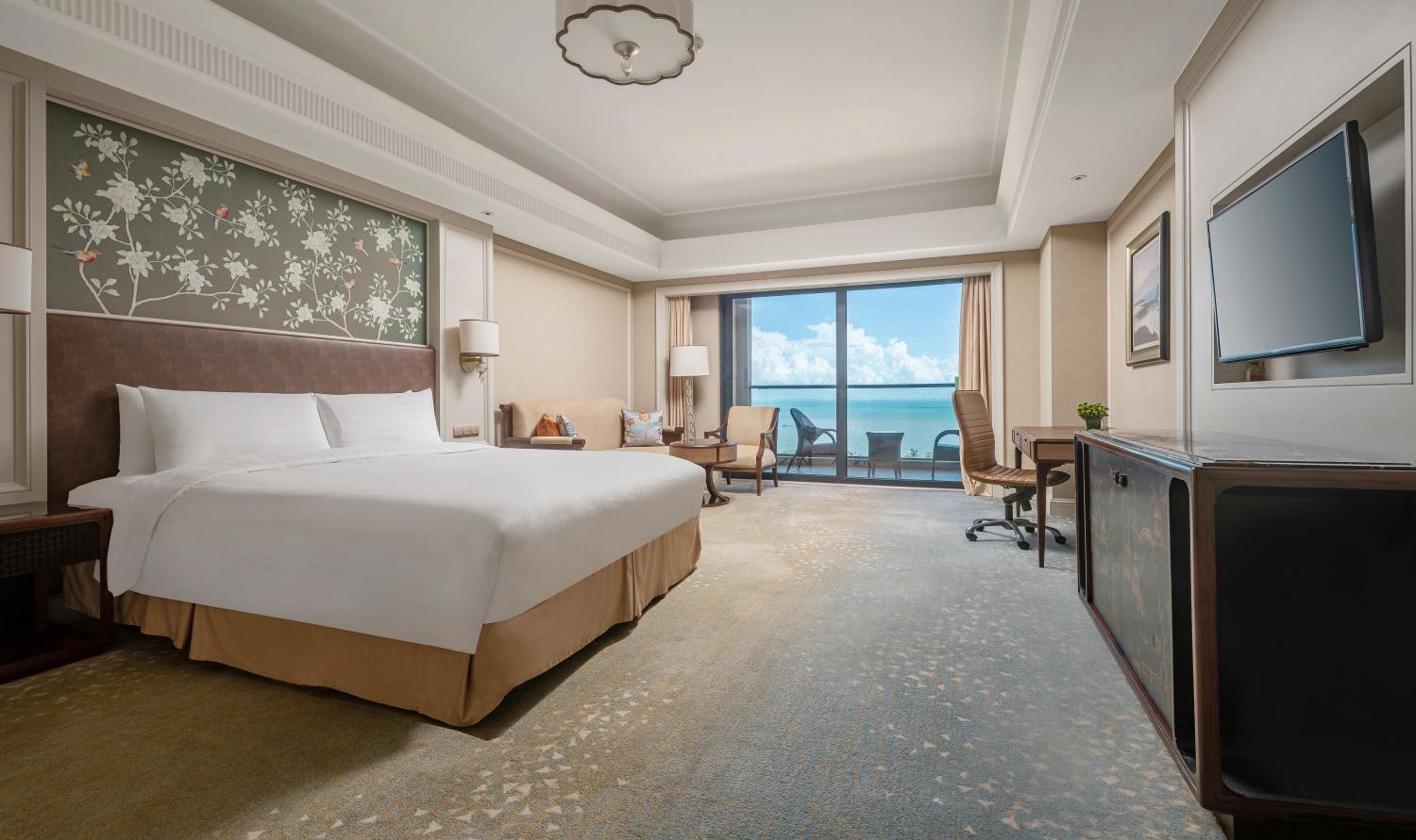 Deluxe Room with 1 kingsize bed, Ocean front  photo 2