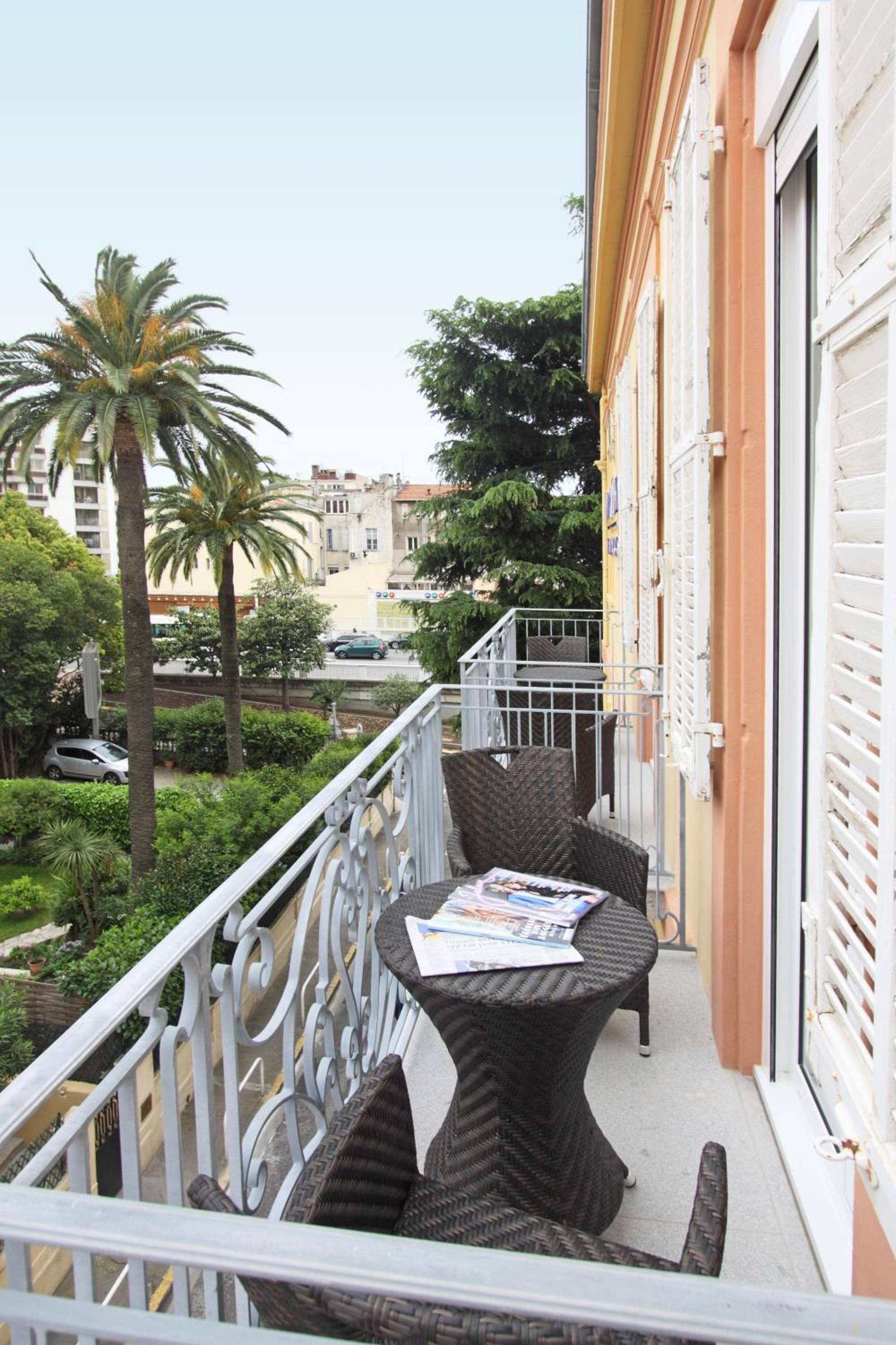 Double Room with Balcony - Photo 16