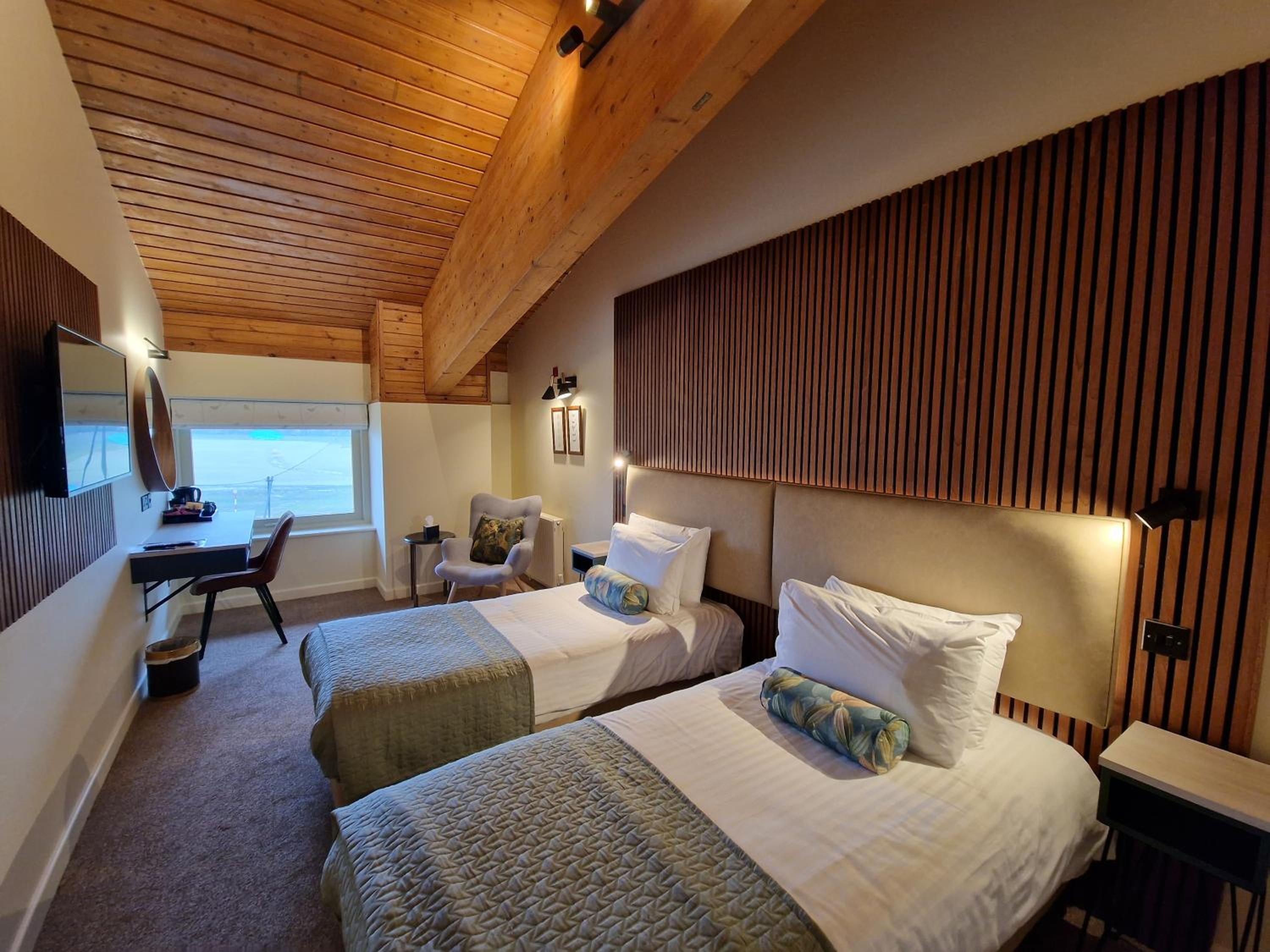 Twin Room with Private Bathroom photo 3