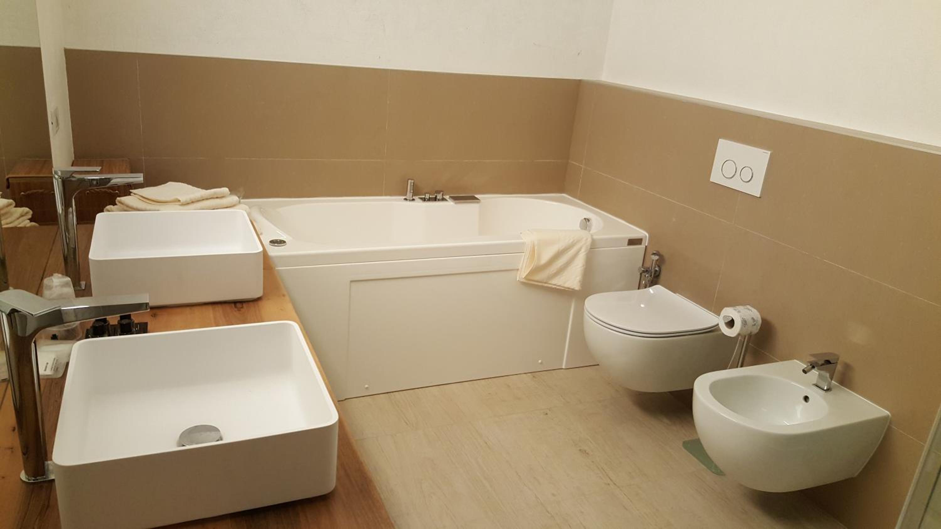 King Suite with Spa Bath photo 3