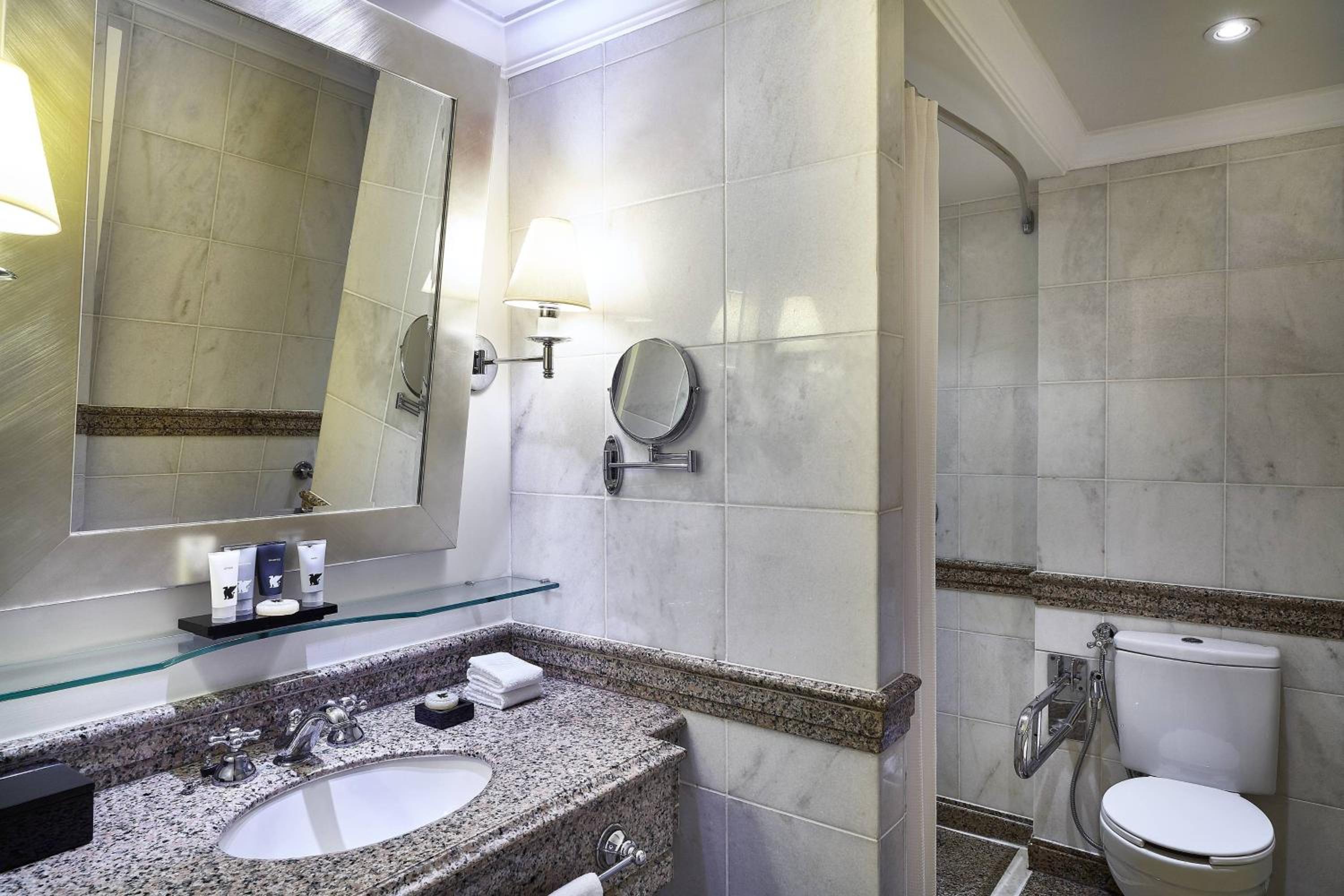 Deluxe Guest room, 1 King thumbnail 6