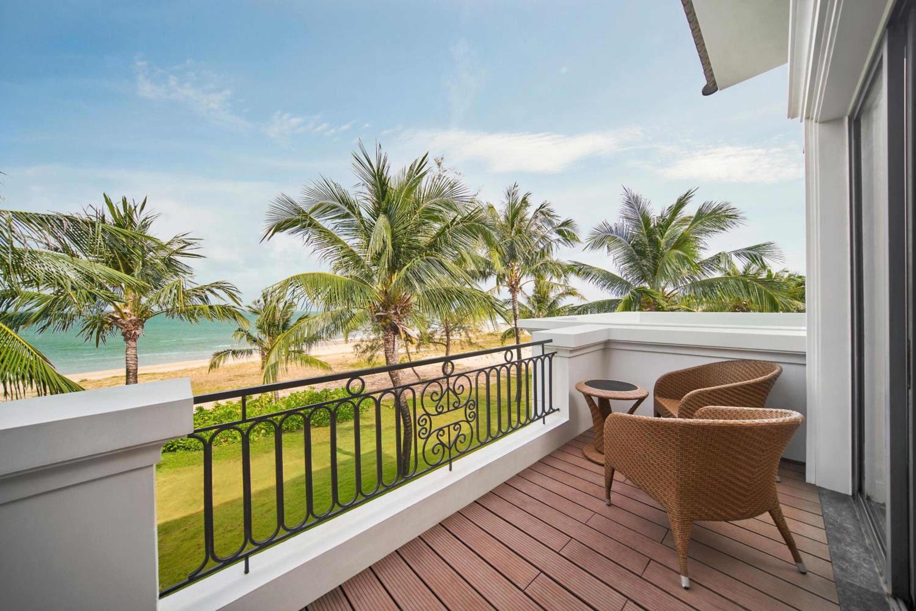 Four-Bedroom Villa with Balcony and Ocean View, Private Pool