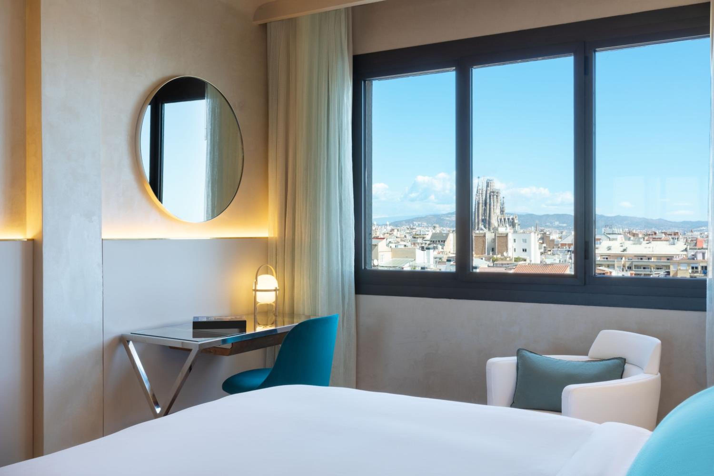 Urban Superior King Room with View thumbnail 5