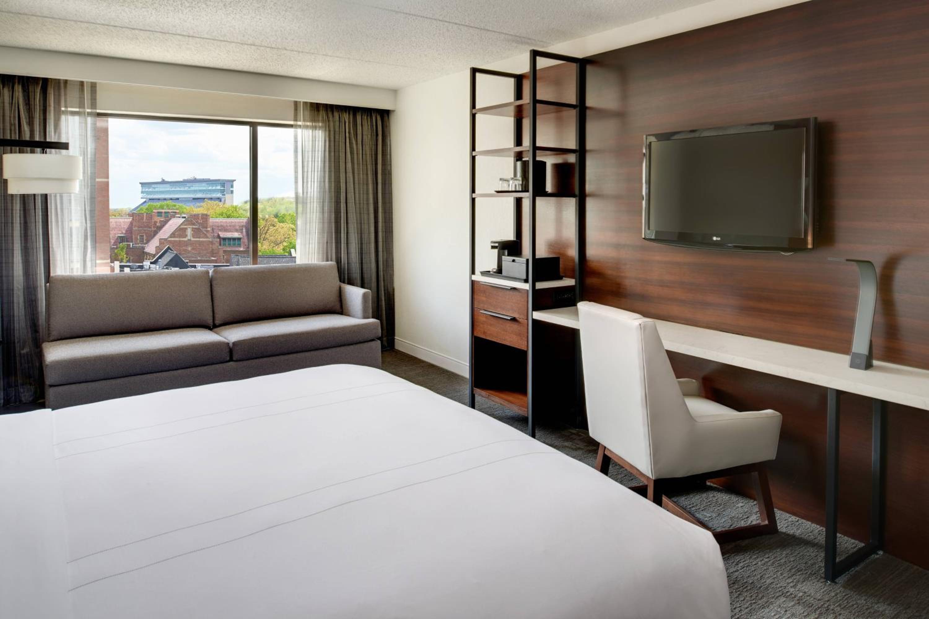 King Guest Room with Sofa Bed - Photo 3