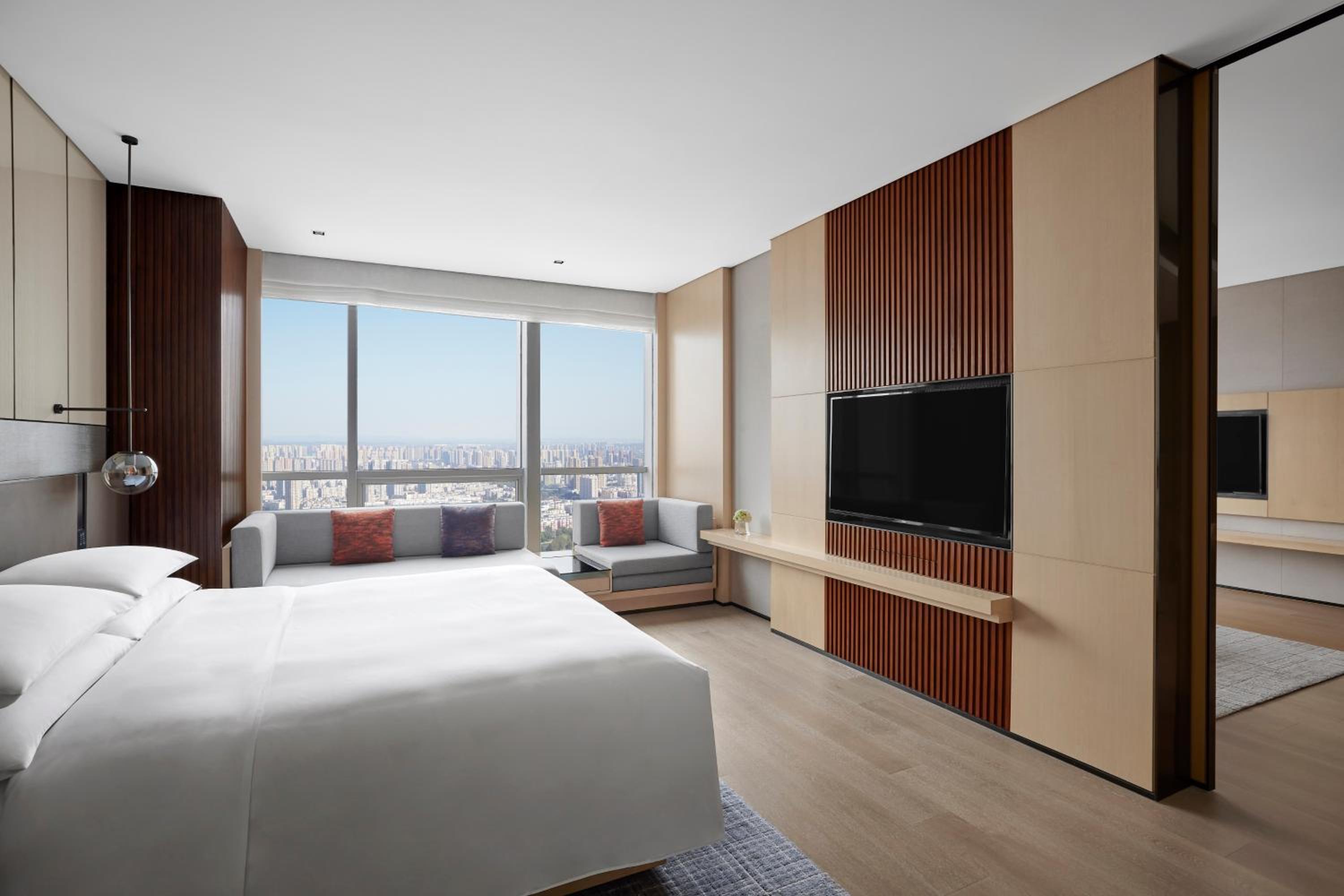Marriott Premier Suite with Executive lounge access, 1 King - Photo 1