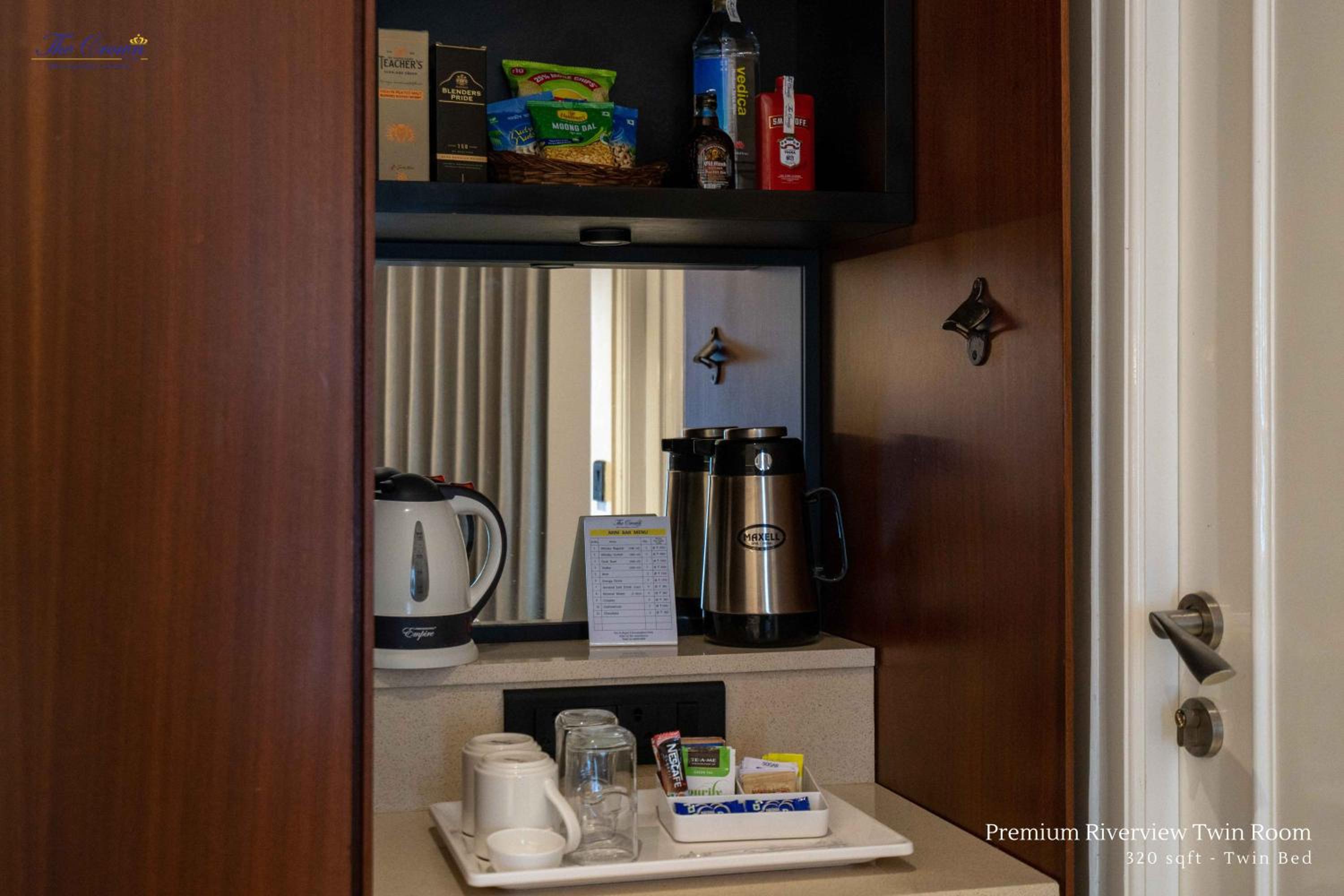 Premium Riverview Twin Room - Photo 6
