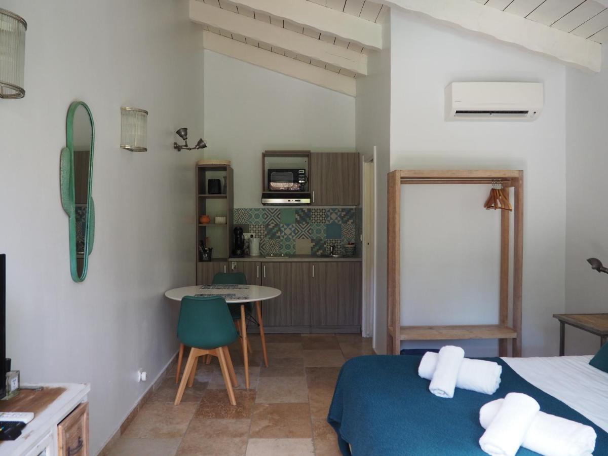 Studio with Pool View photo 3