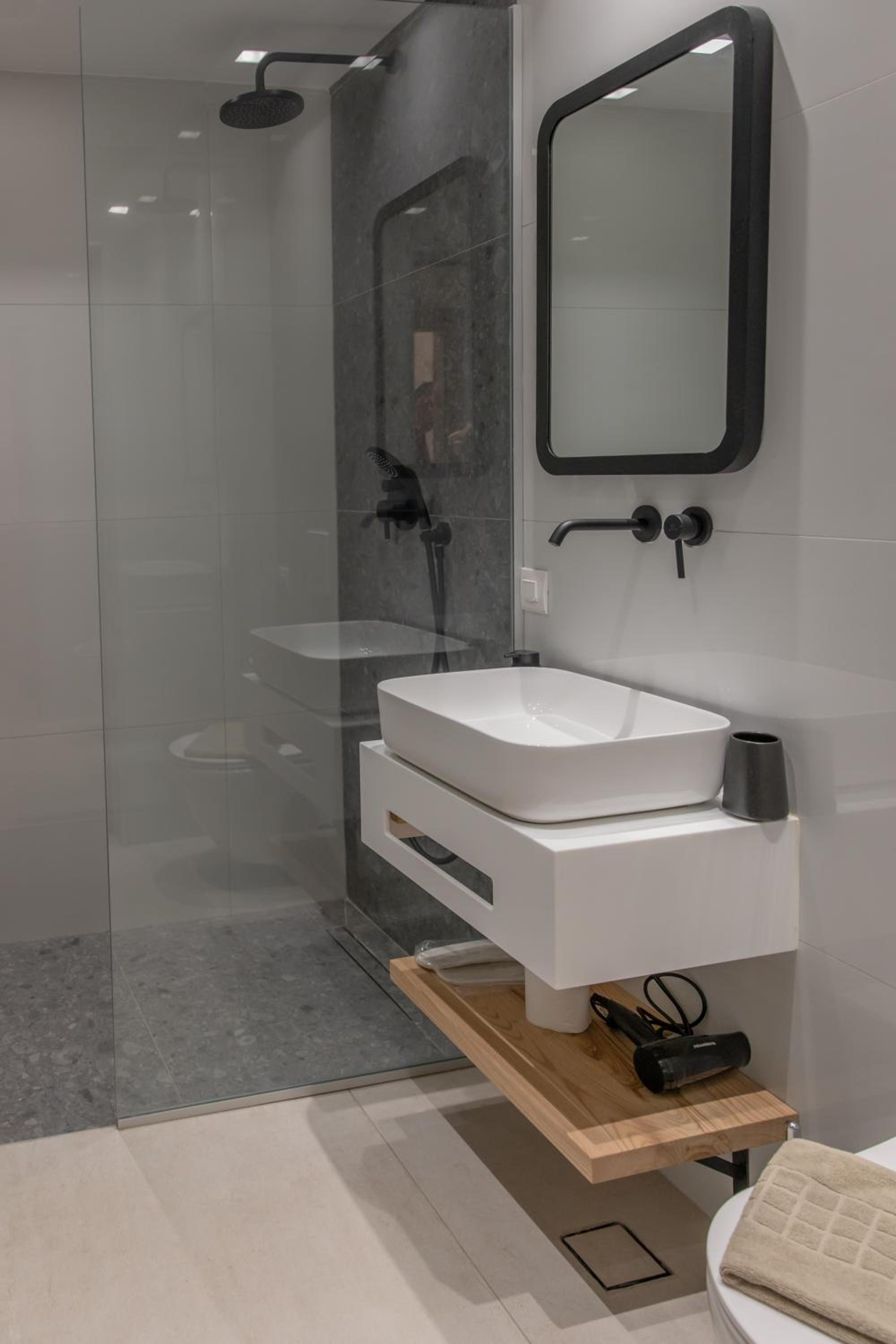 Deluxe Suite with Spa Bath - Photo 14