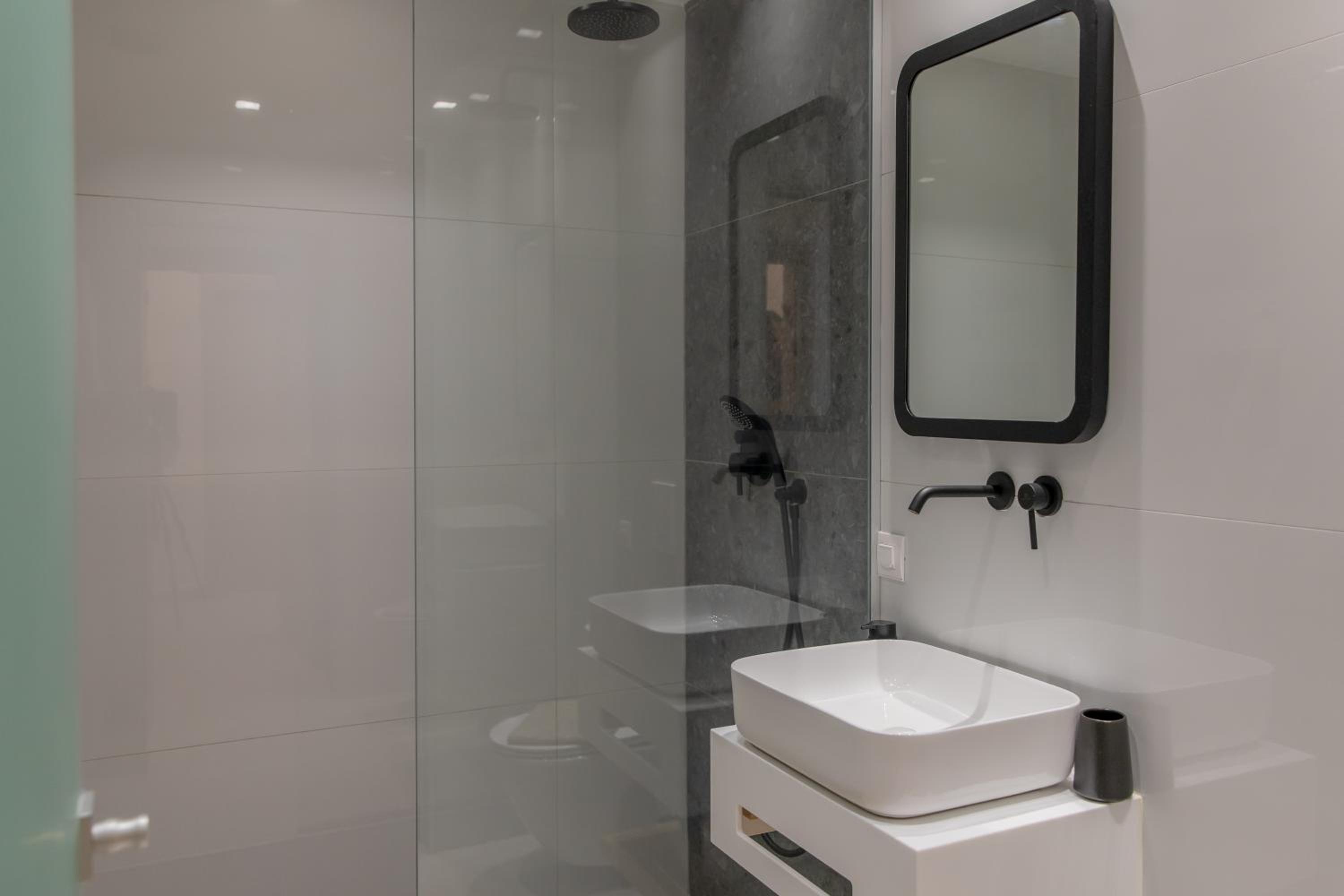 Deluxe Suite with Spa Bath - Photo 15