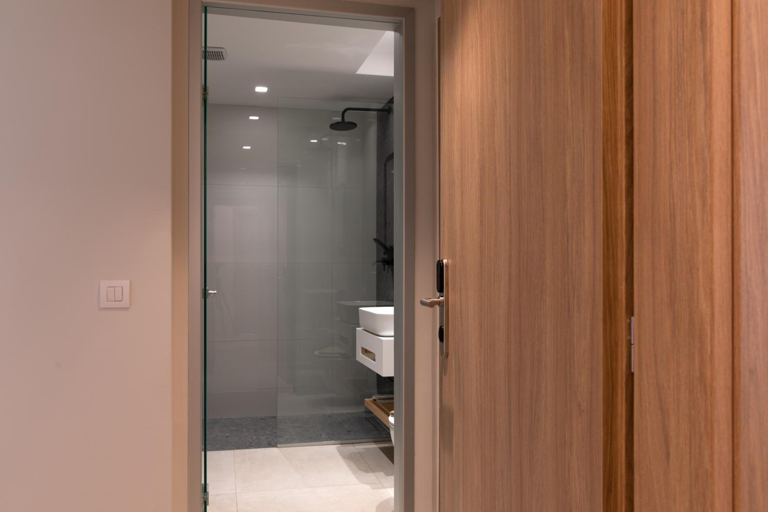Deluxe Suite with Spa Bath - Photo 2