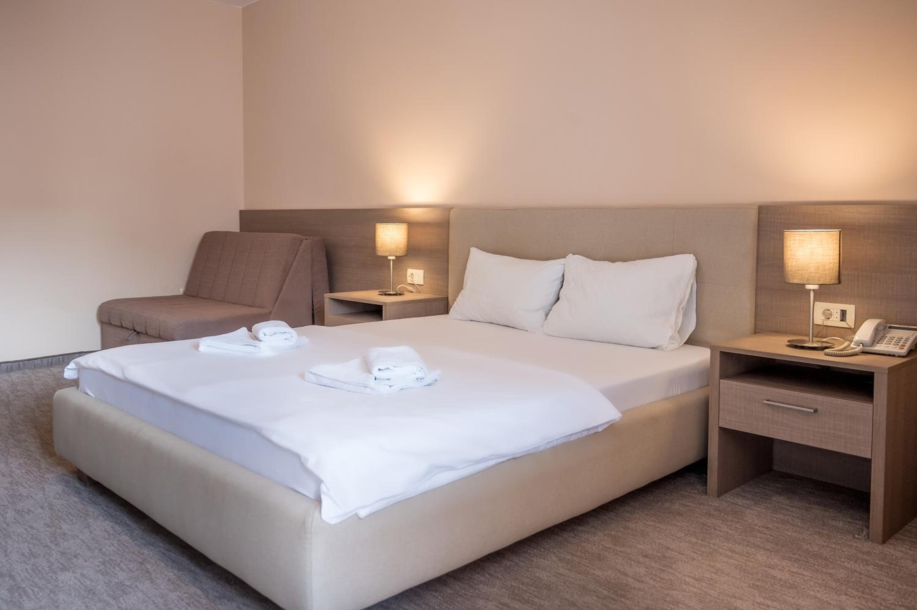 Deluxe Double Room (2 Adults + 1 Child)