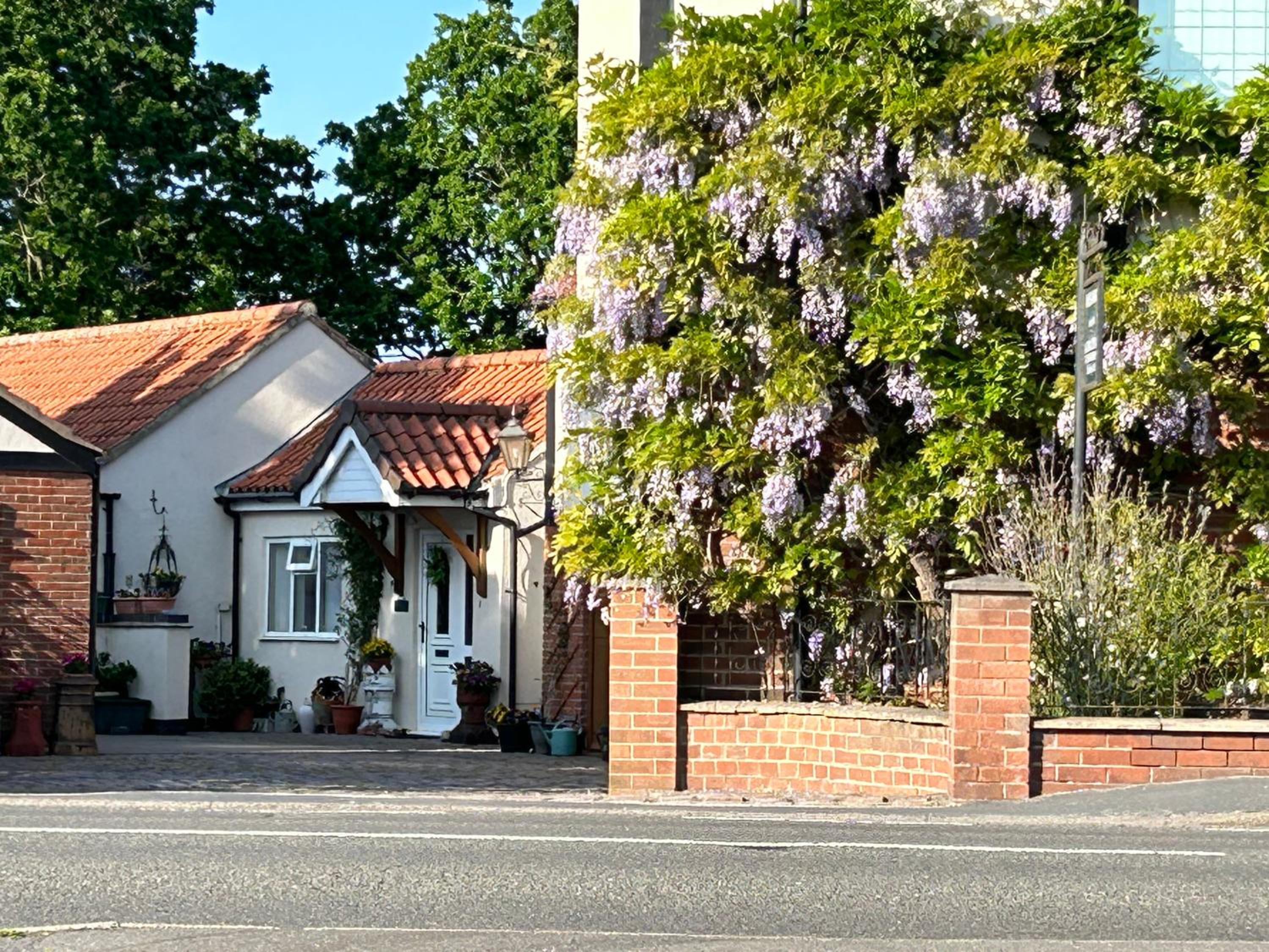 Two-Bedroom House - Photo 2