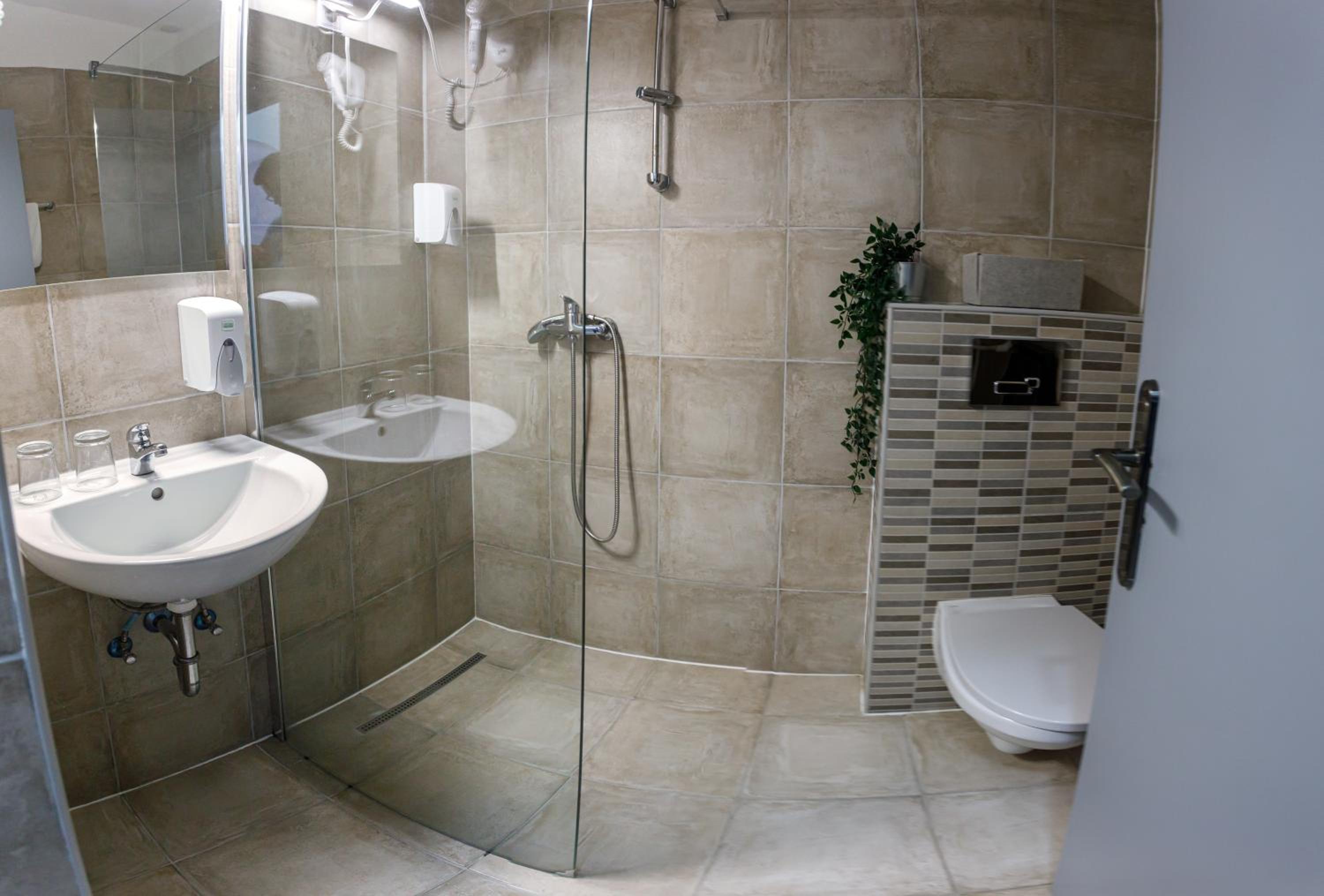 Twin Room with Private Bathroom - Photo 2