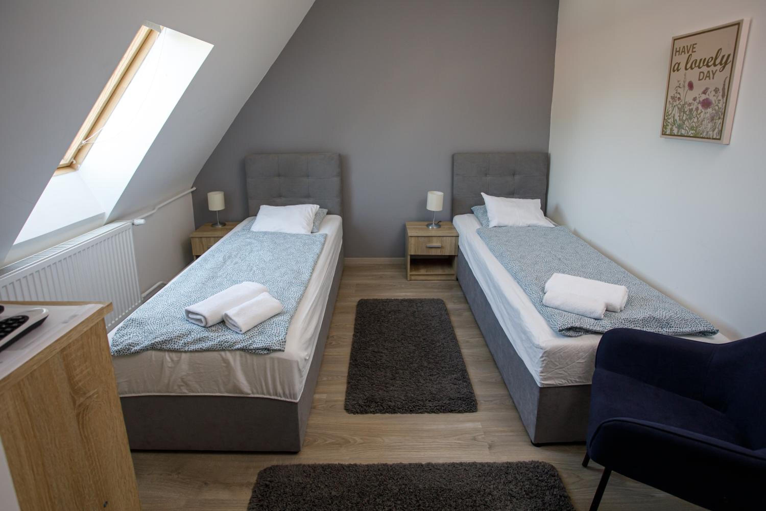 Twin Room with Private Bathroom - Photo 3