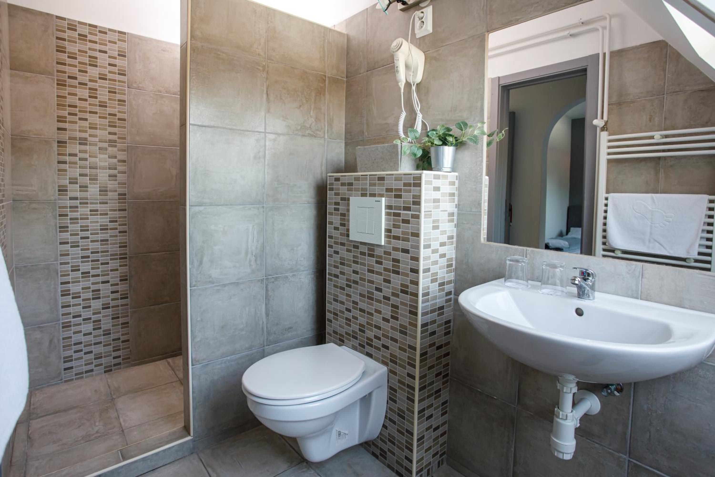 Twin Room with Private Bathroom - Photo 4