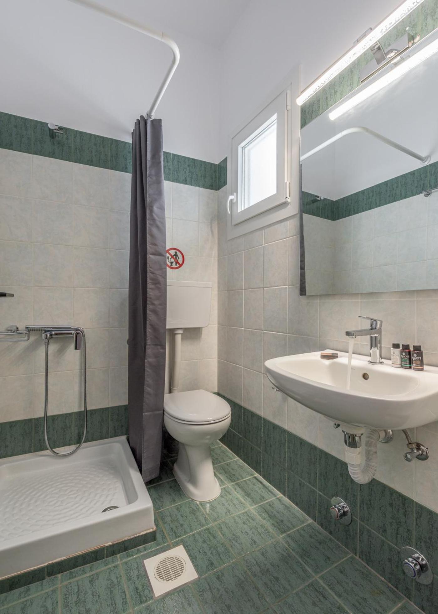 Queen Room with Sea View - Photo 2