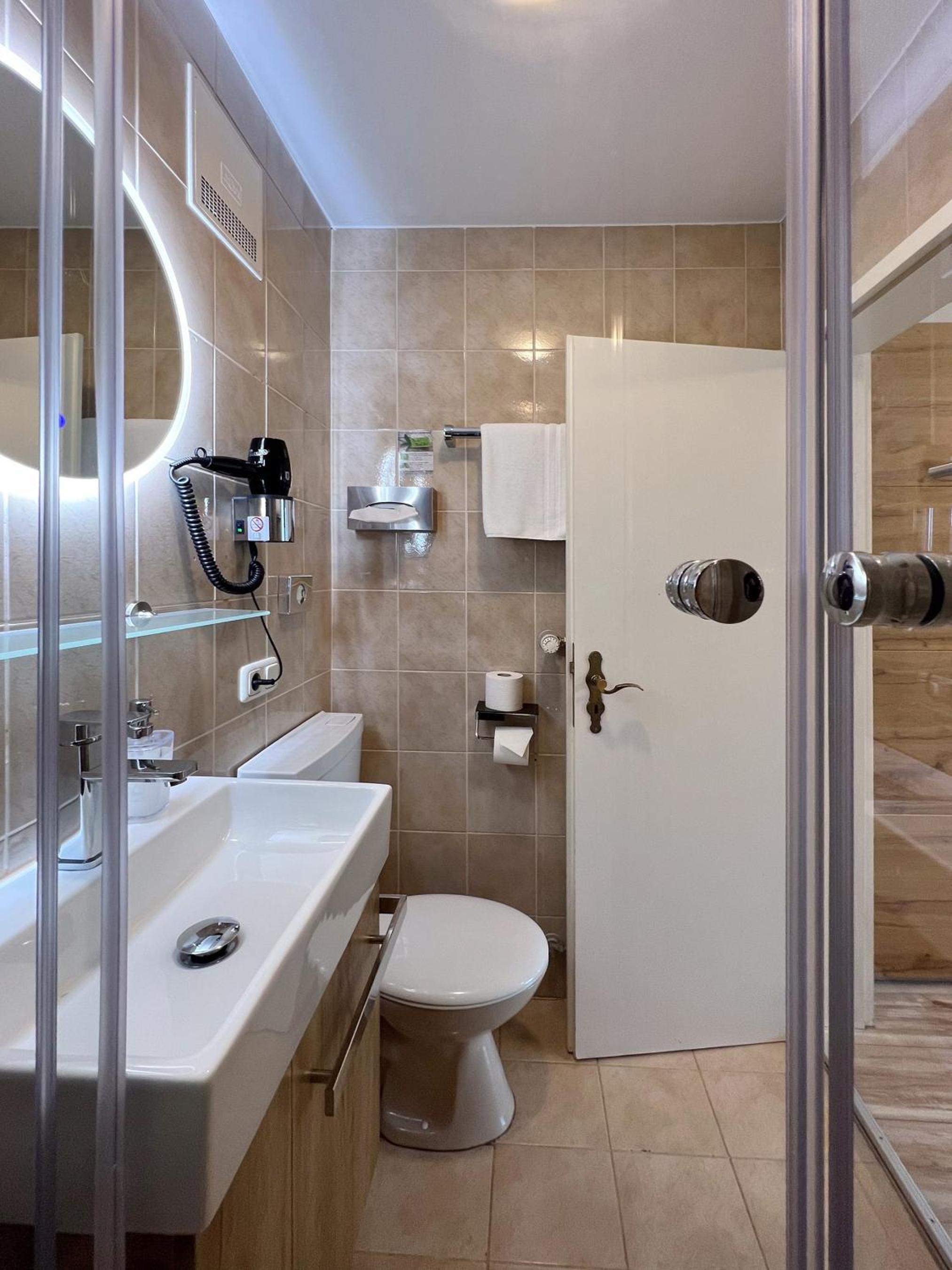 Large Double Room with lake view and balcony - Photo 6