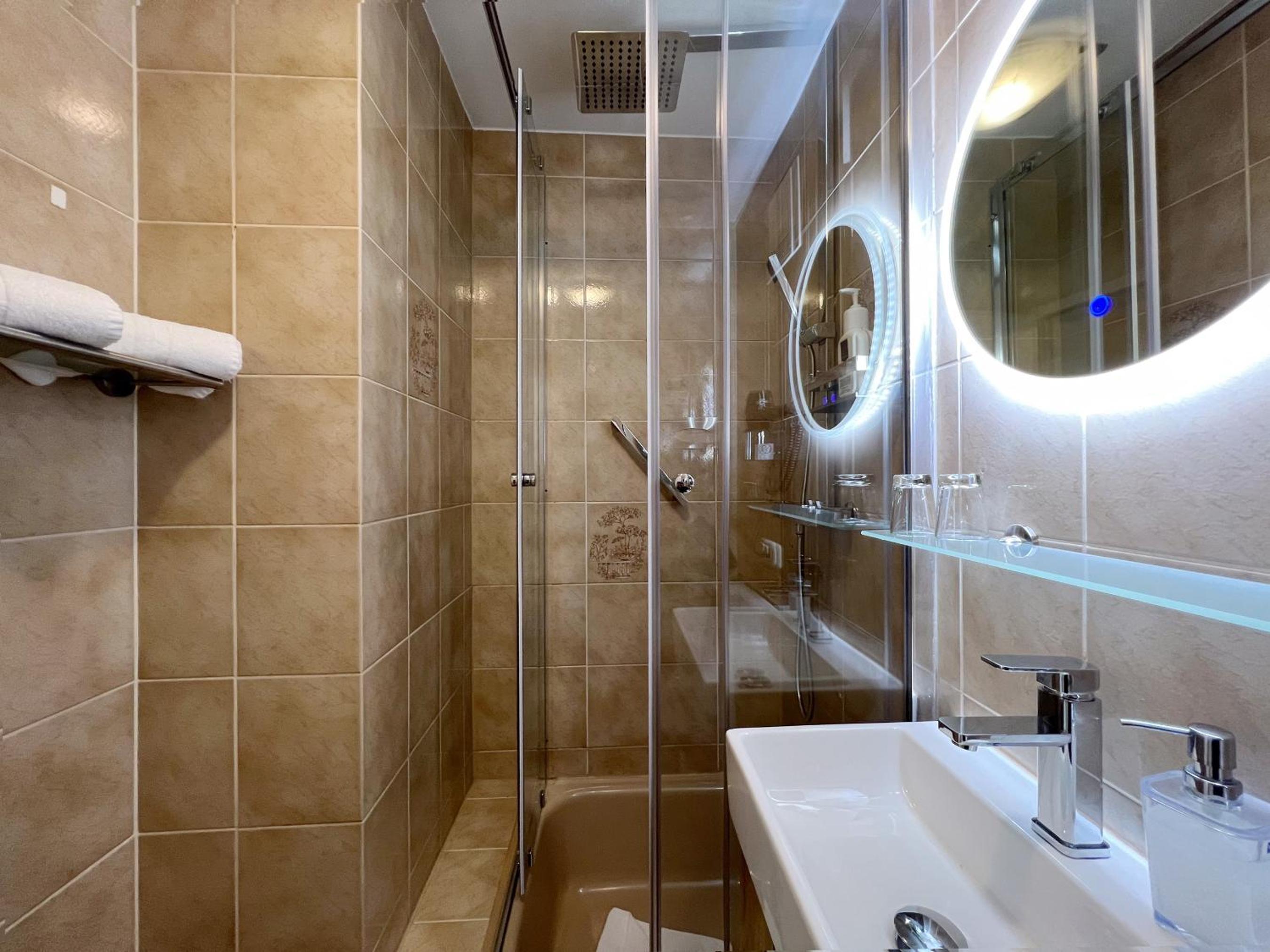 Large Double Room with lake view and balcony - Photo 3