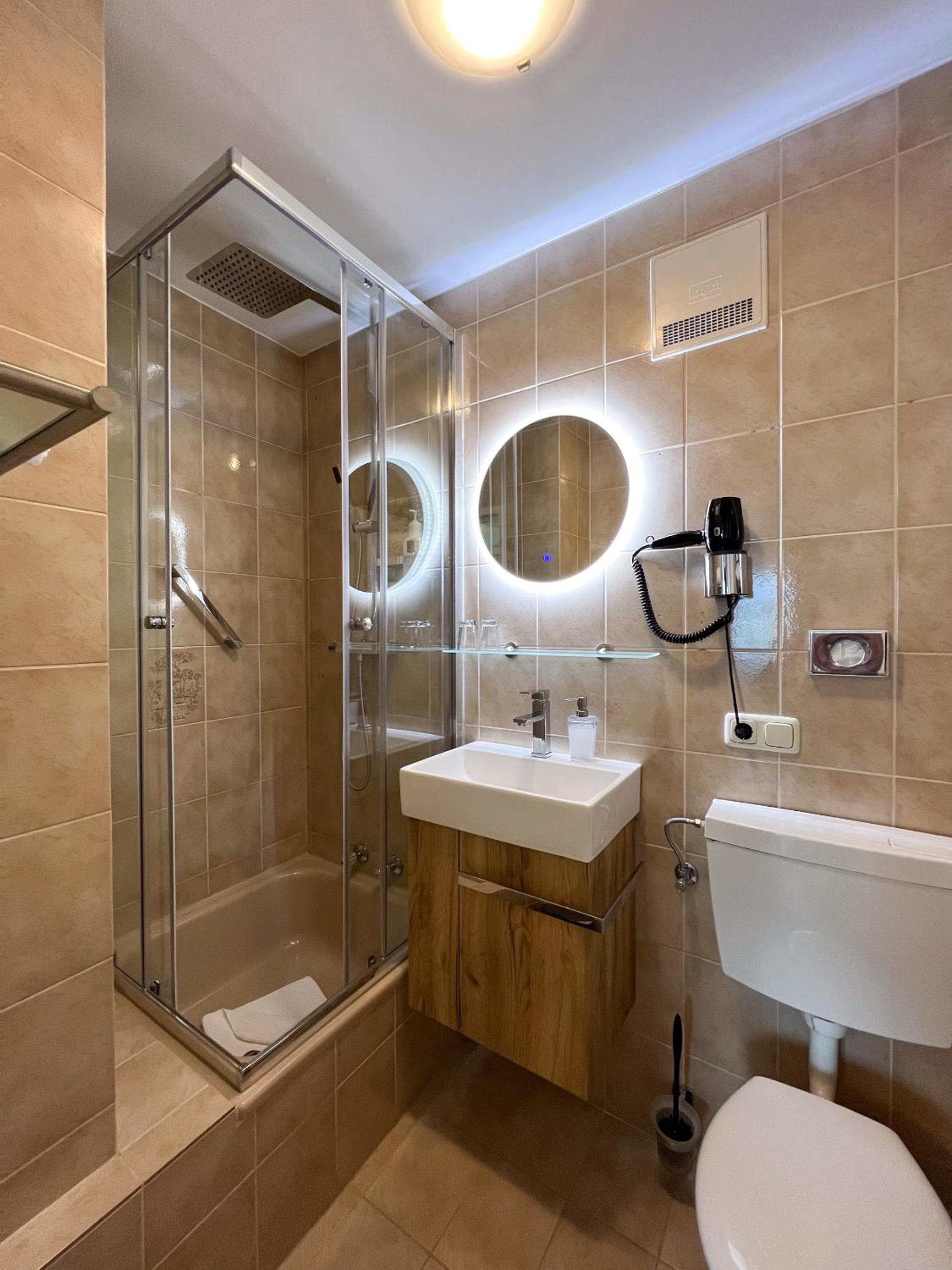 Large Double Room with lake view and balcony - Photo 16