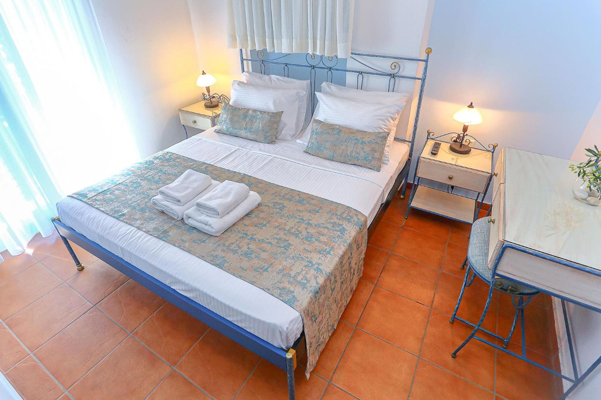 One-Bedroom Apartment with Panoramic Sea View
