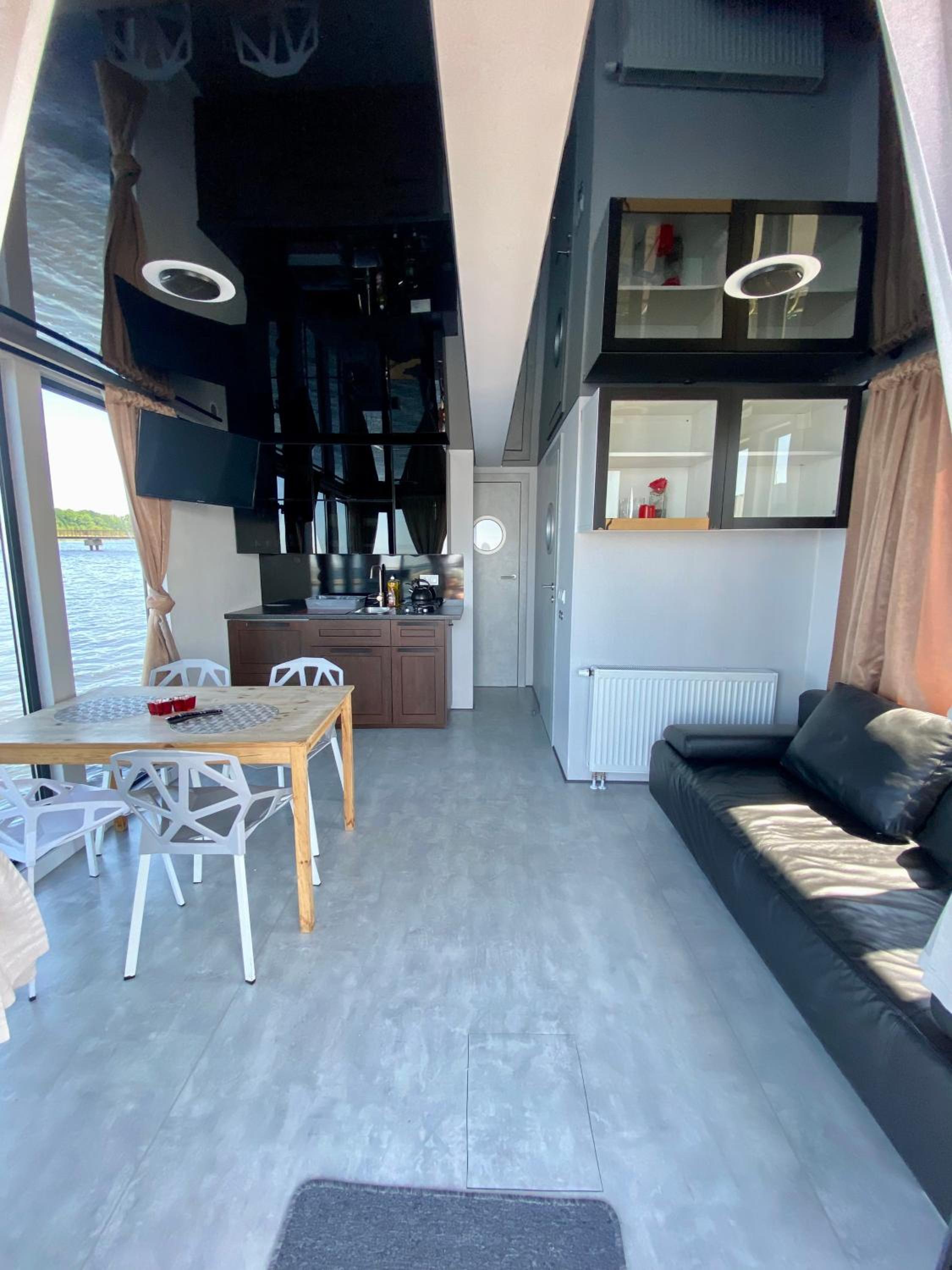 Floating Houseboat Morgan photo 1