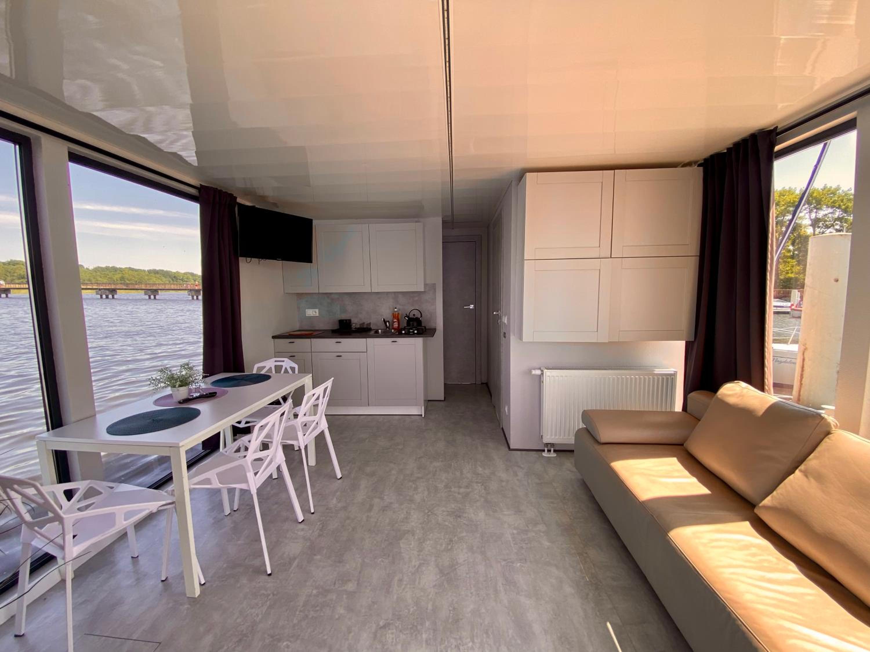 Floating Houseboat Morgan Iii photo 1