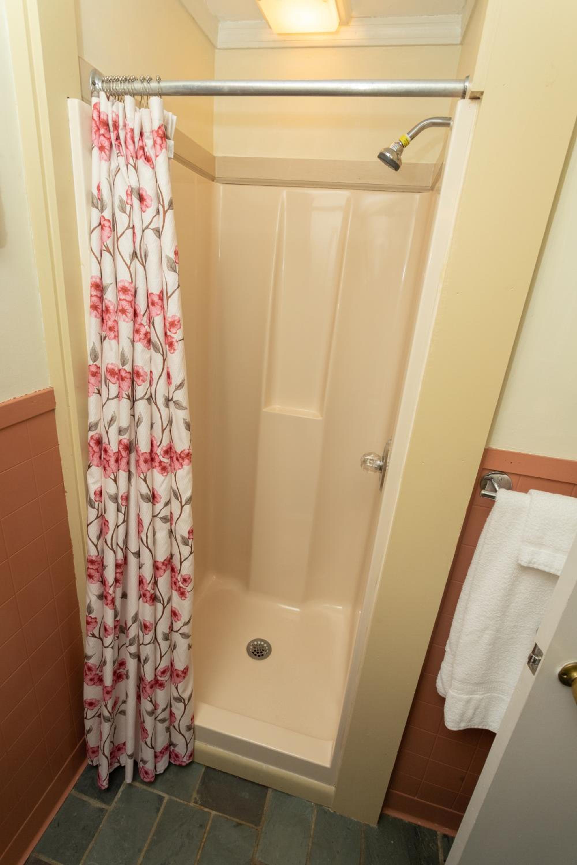 Queen Room - Pet-Friendly photo 3