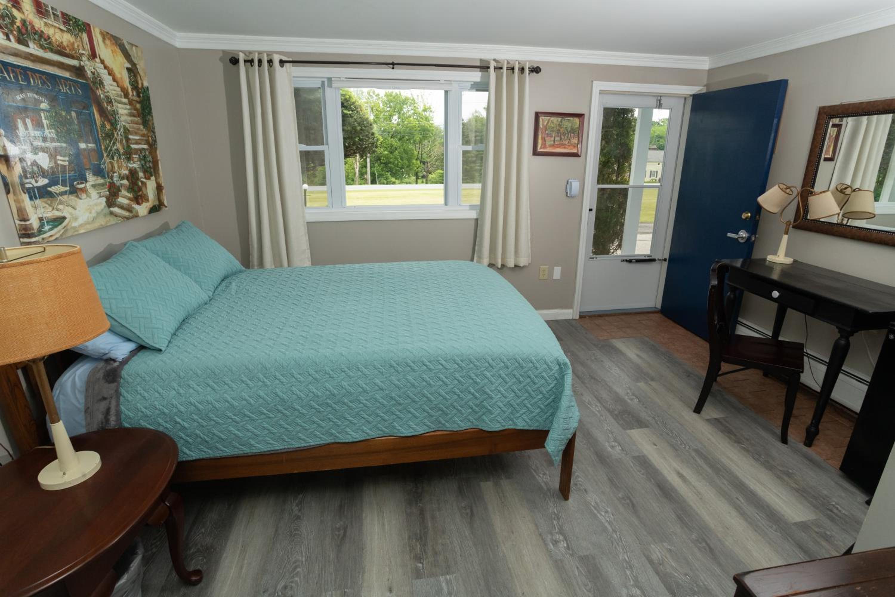 Queen Room With Garden View - Pet-Friendly photo 1