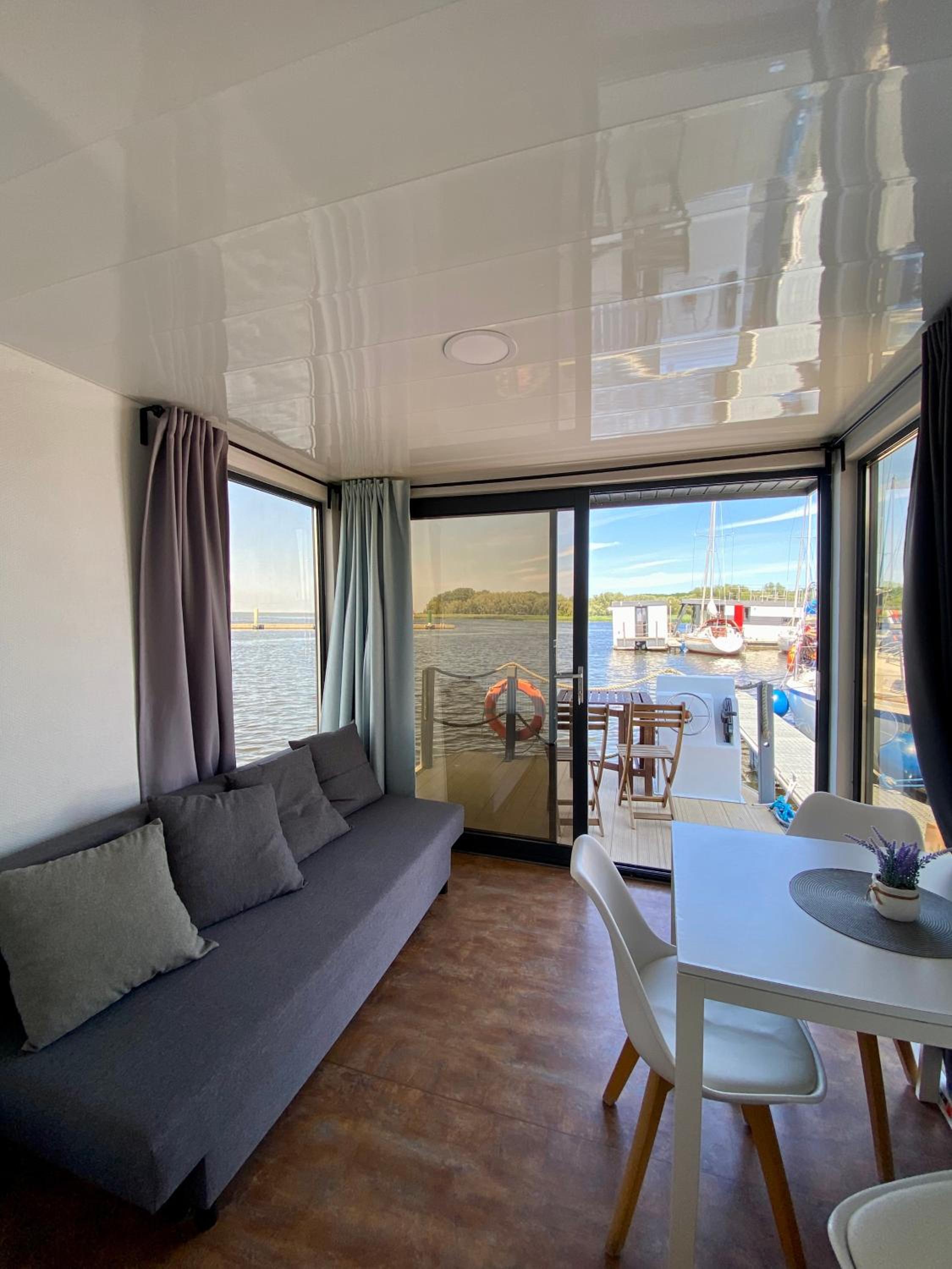 Floating Houseboat Nikson photo 1