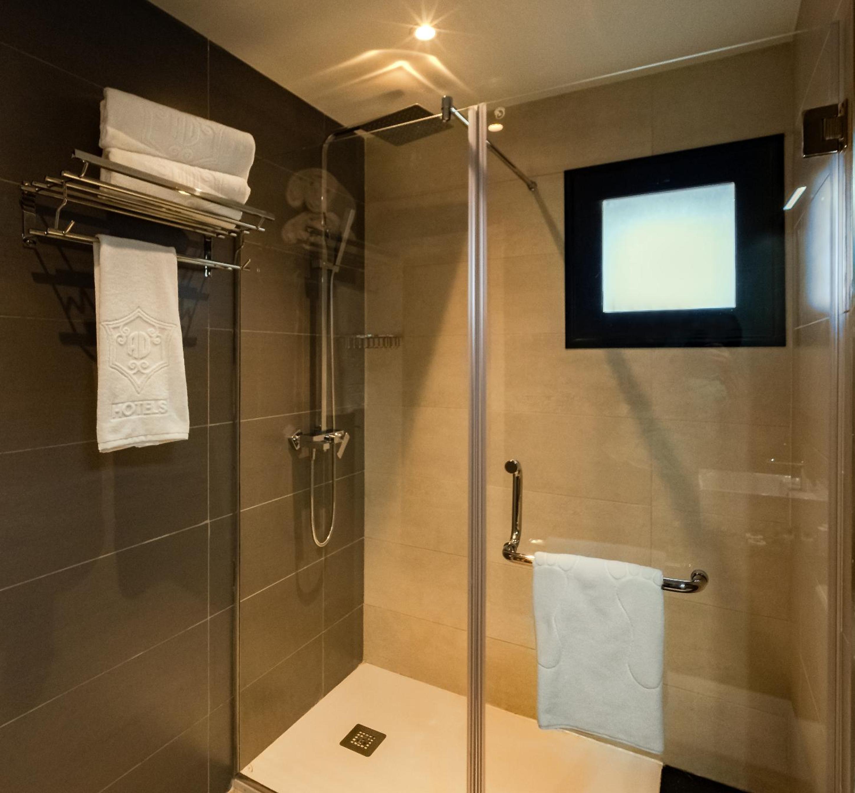 Standard Twin Room - Photo 8