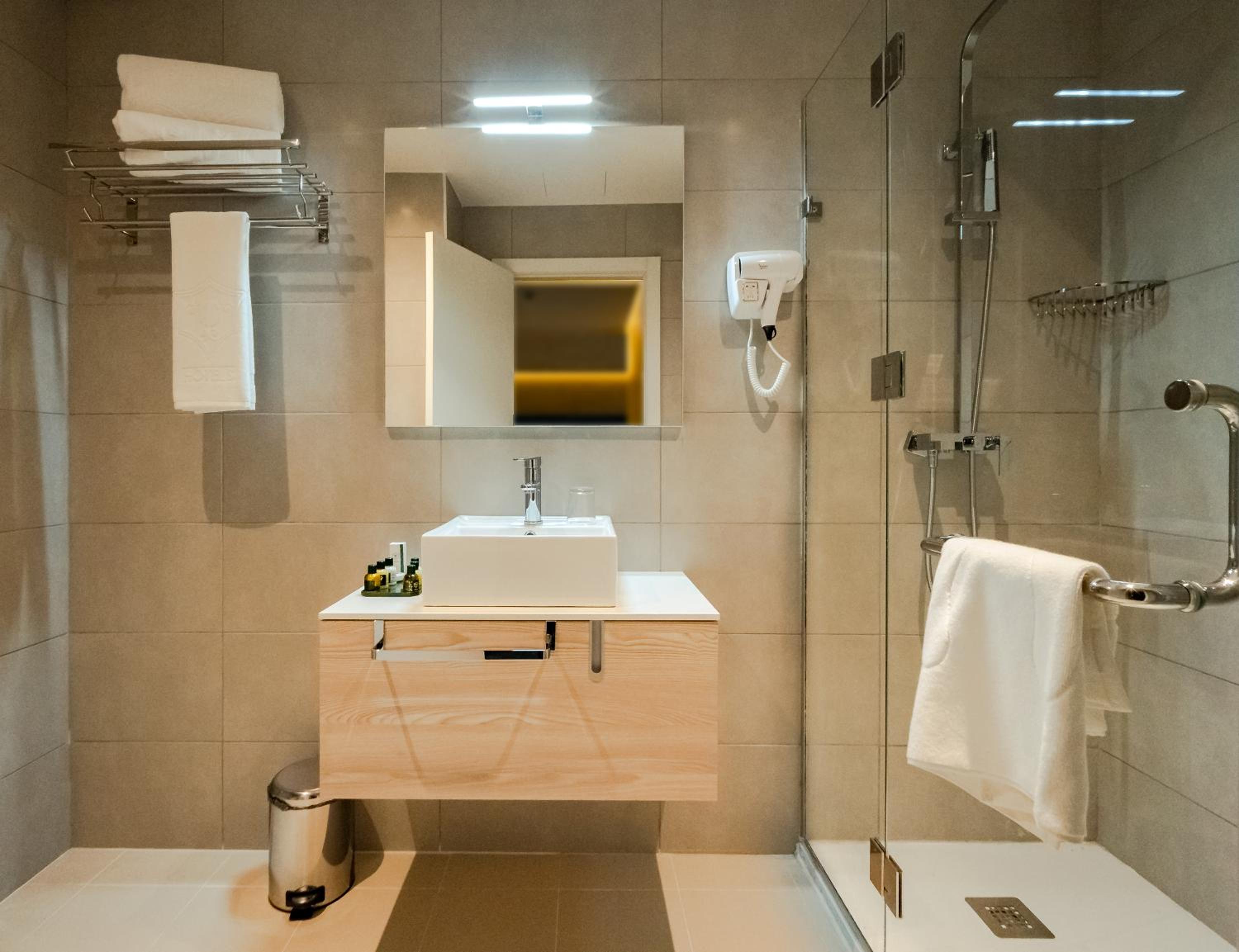 Standard Twin Room - Photo 9