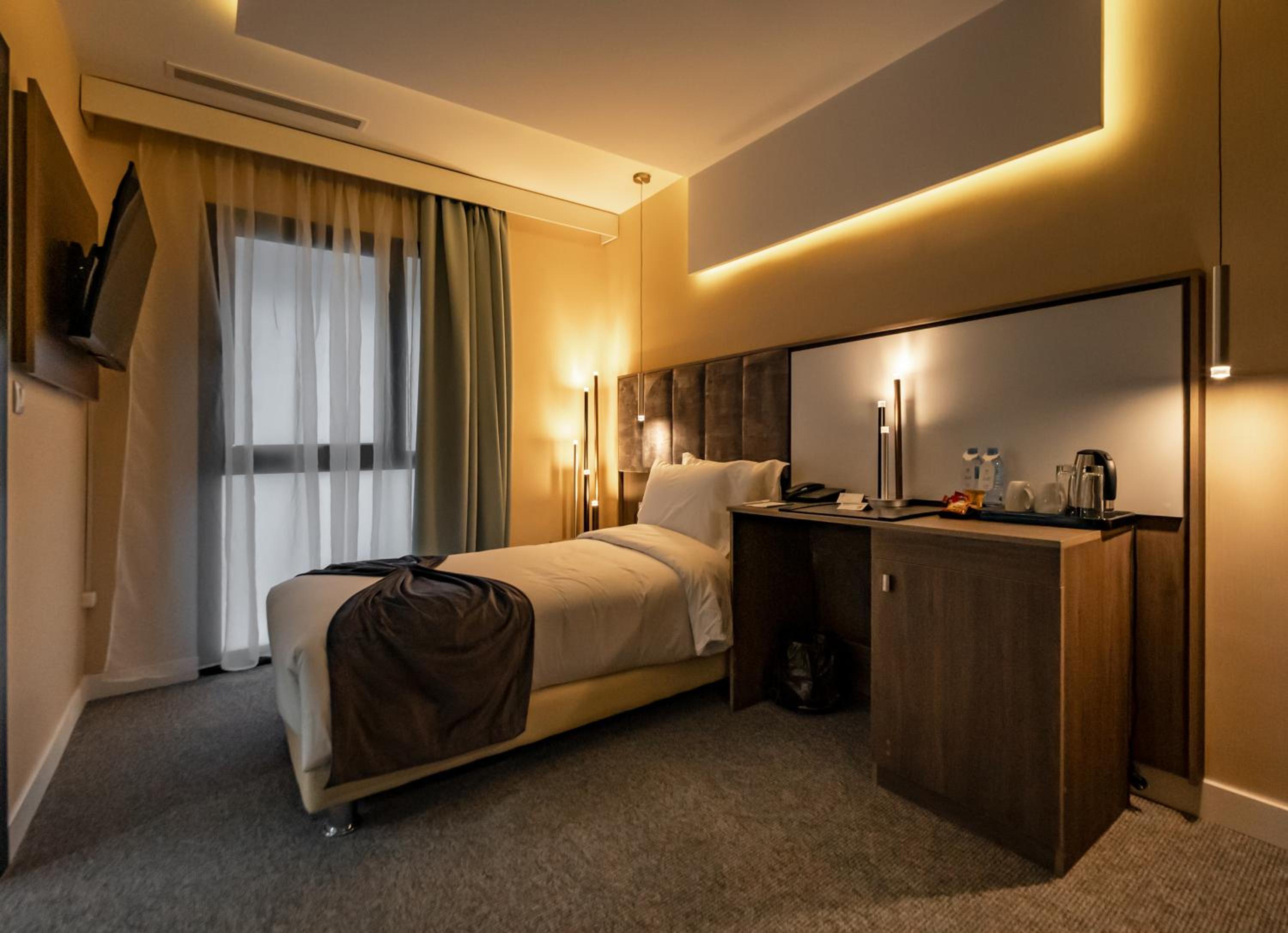 Standard Twin Room - Photo 10