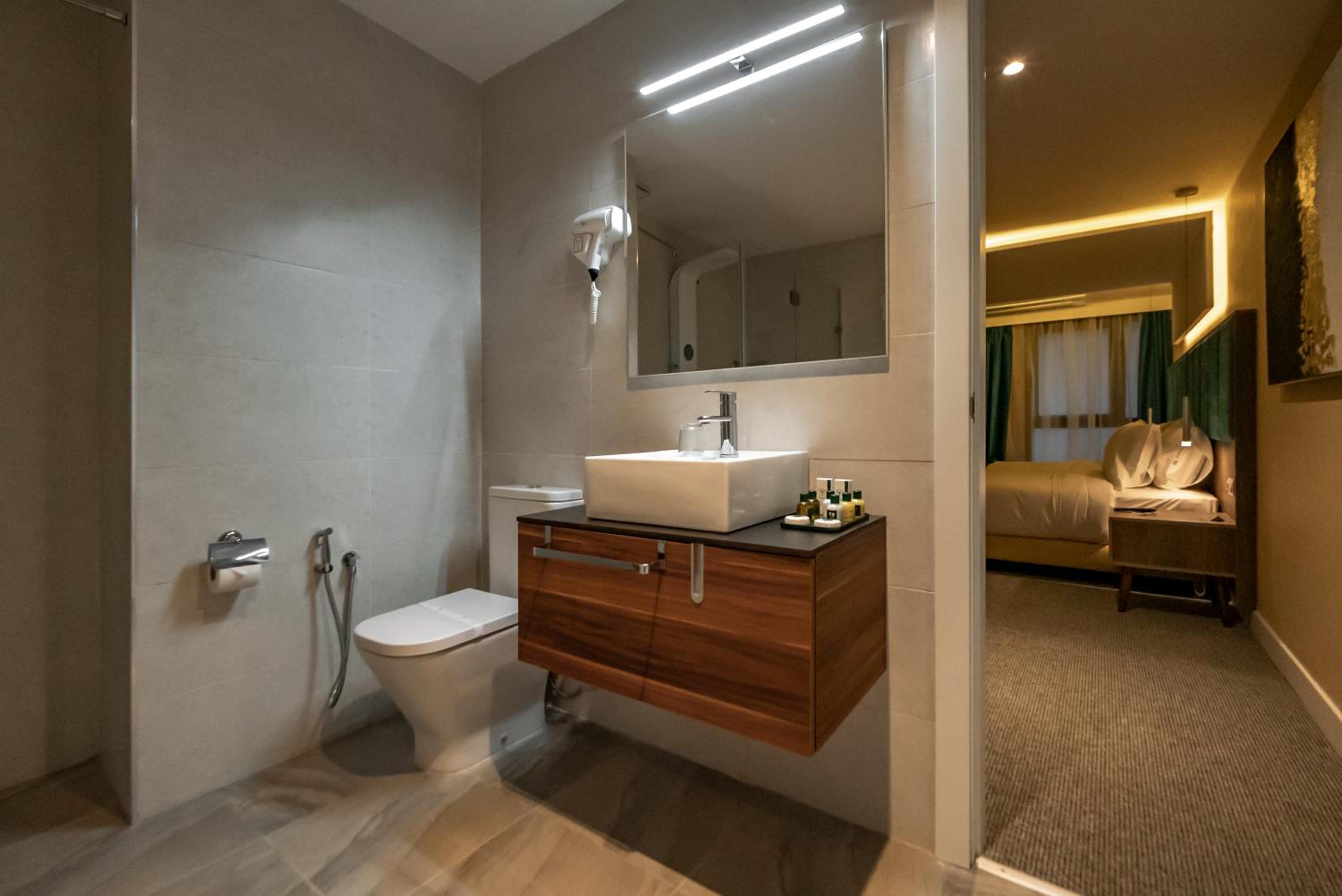 Standard Twin Room - Photo 11