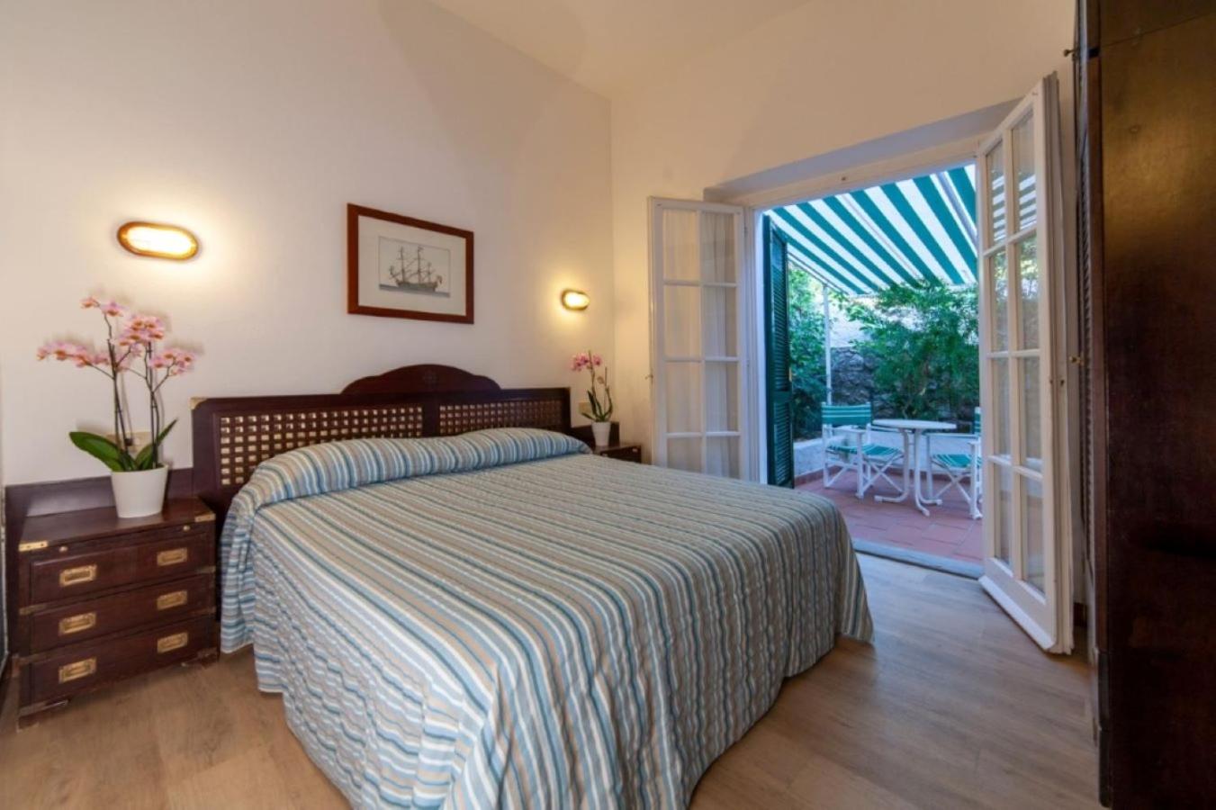 Double Room with Patio photo 1