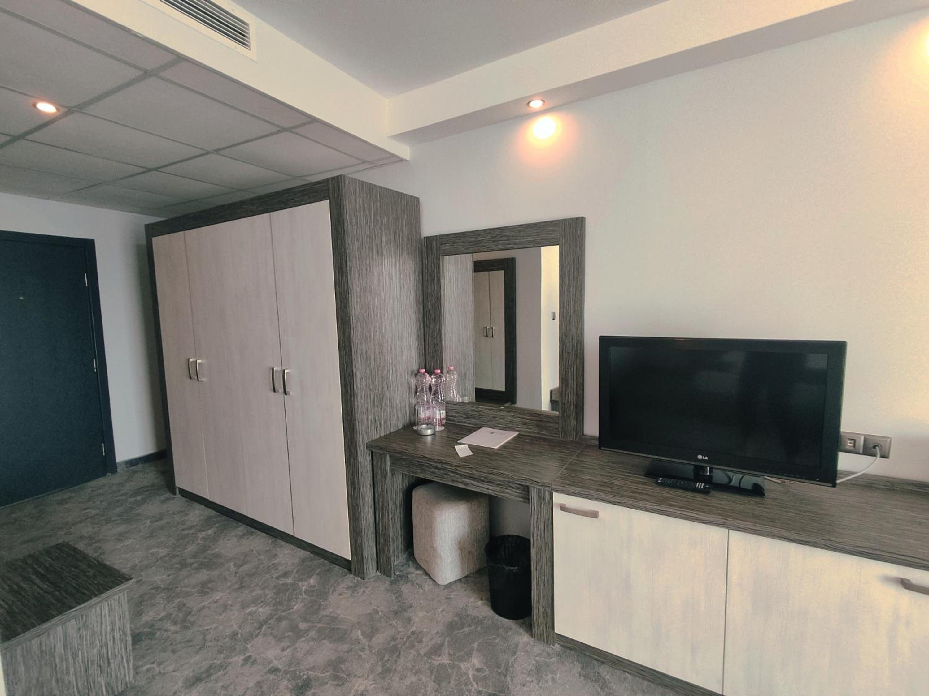 Junior Suite Sea View (2 Adults + 2 Children) - Photo 8