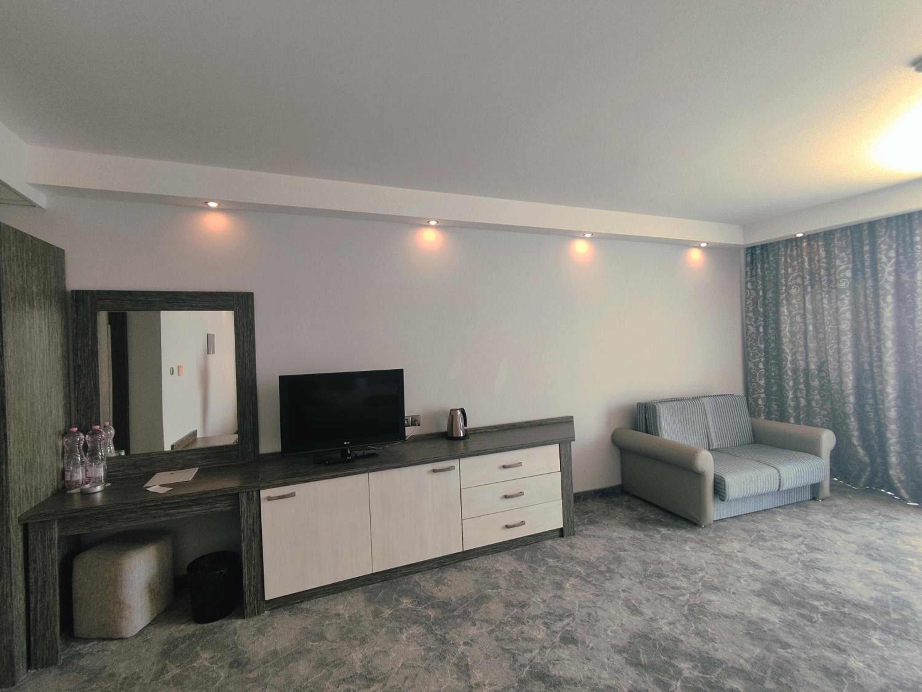 Junior Suite Sea View (2 Adults + 2 Children) - Photo 7