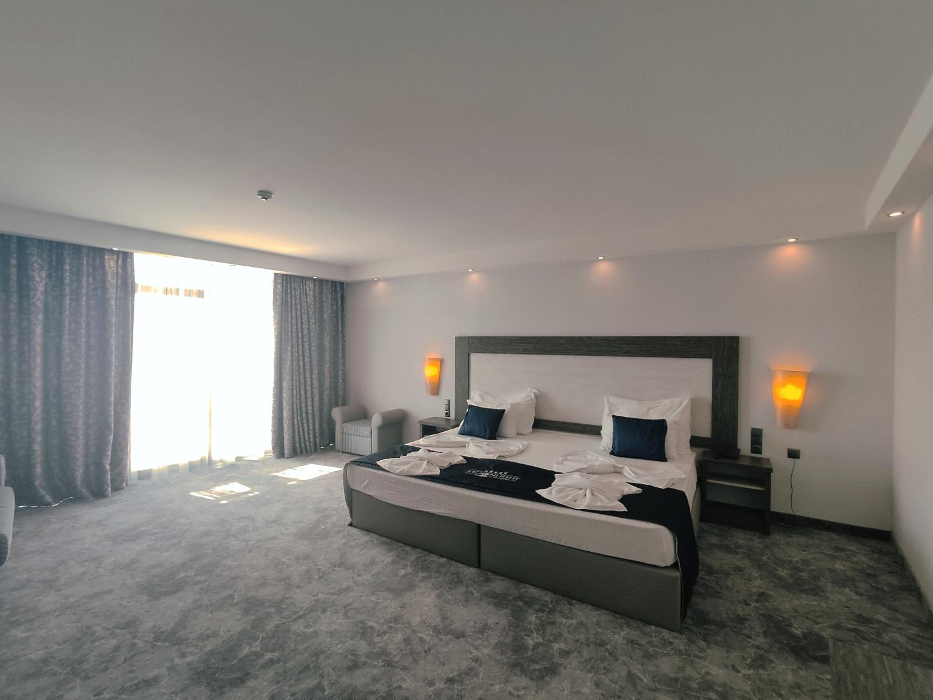 Junior Suite Sea View (2 Adults + 2 Children) - Photo 1