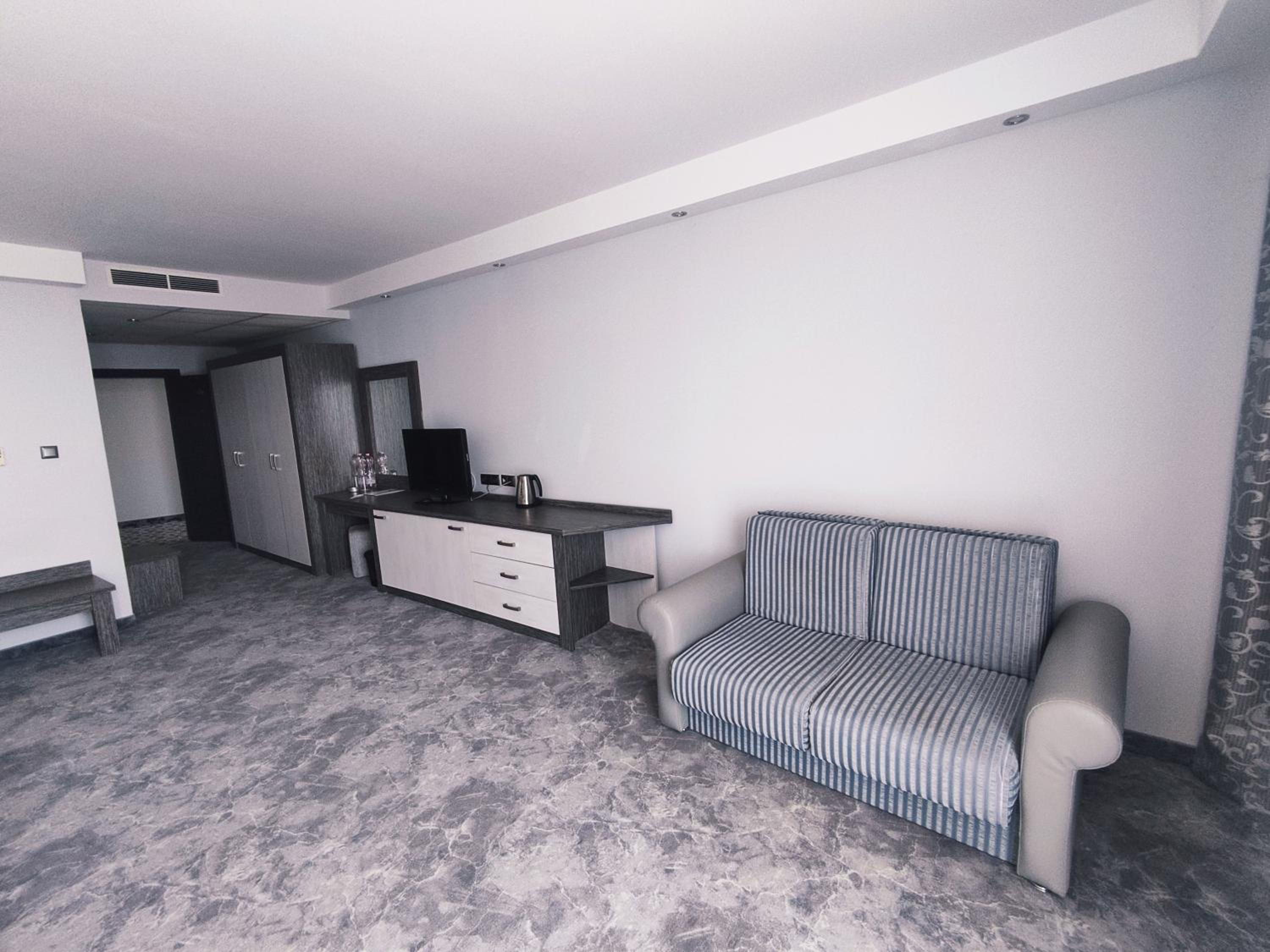 Junior Suite Sea View (2 Adults + 2 Children) - Photo 10