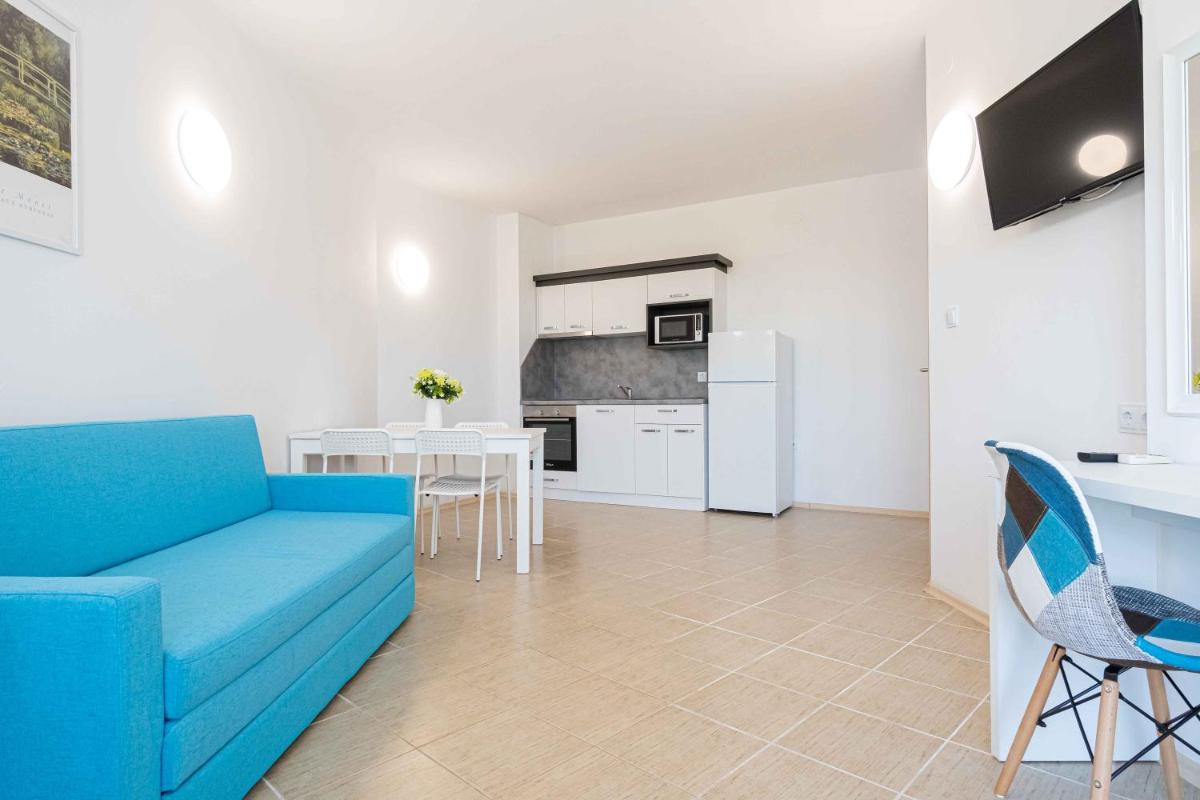 One-Bedroom Apartment photo 1
