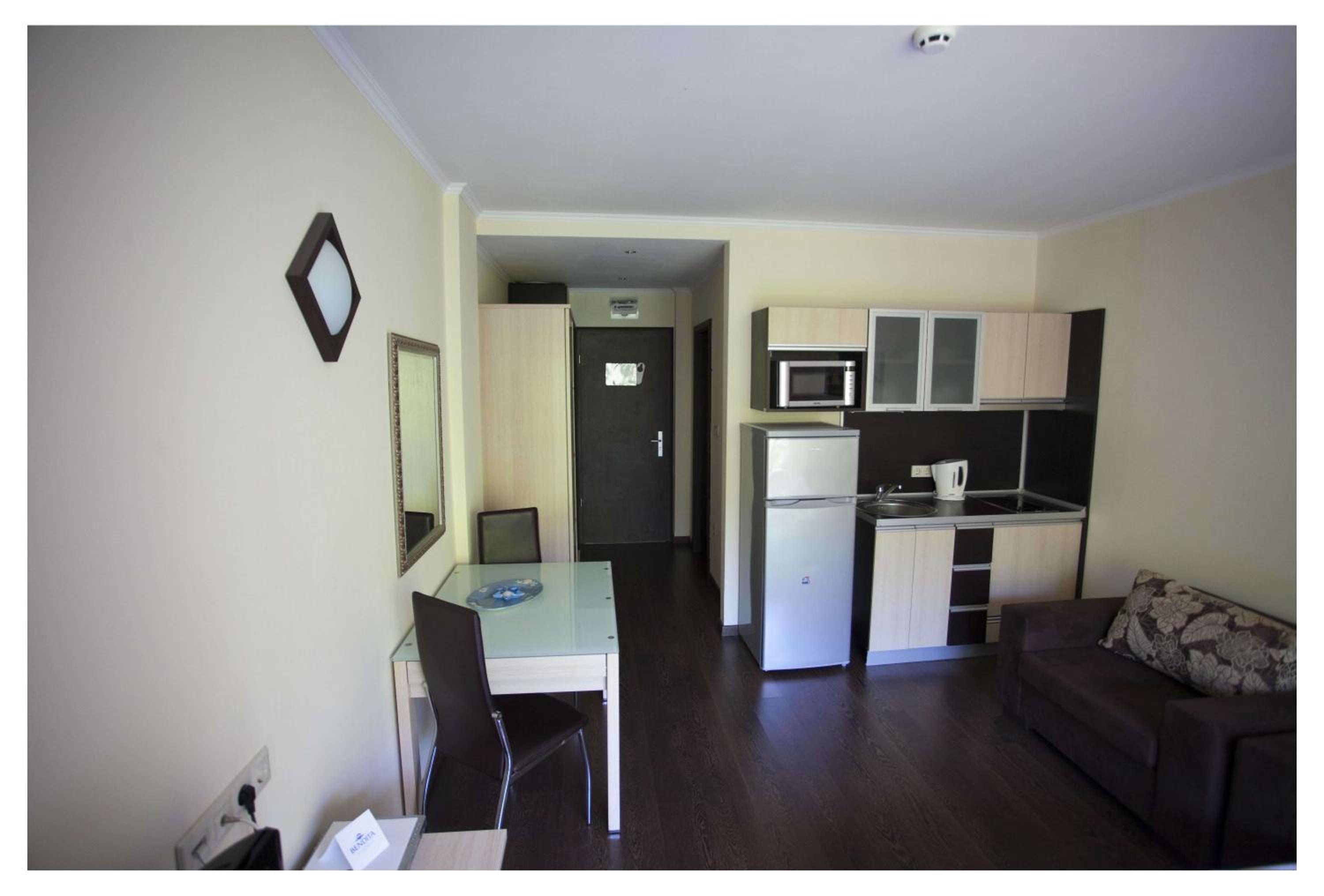 Studio with Balcony - Free Parking photo 3