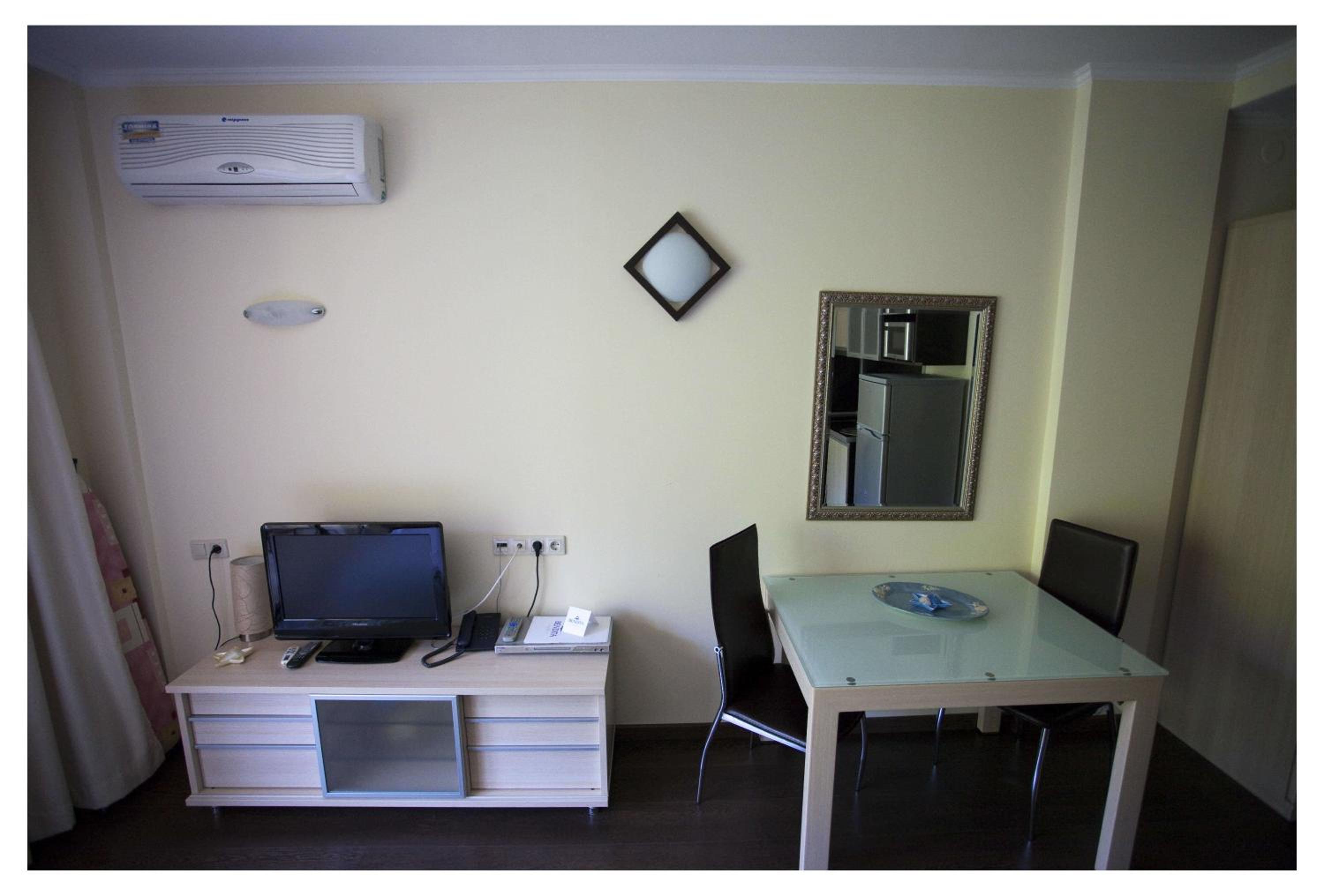 Studio with Balcony - Free Parking photo 2
