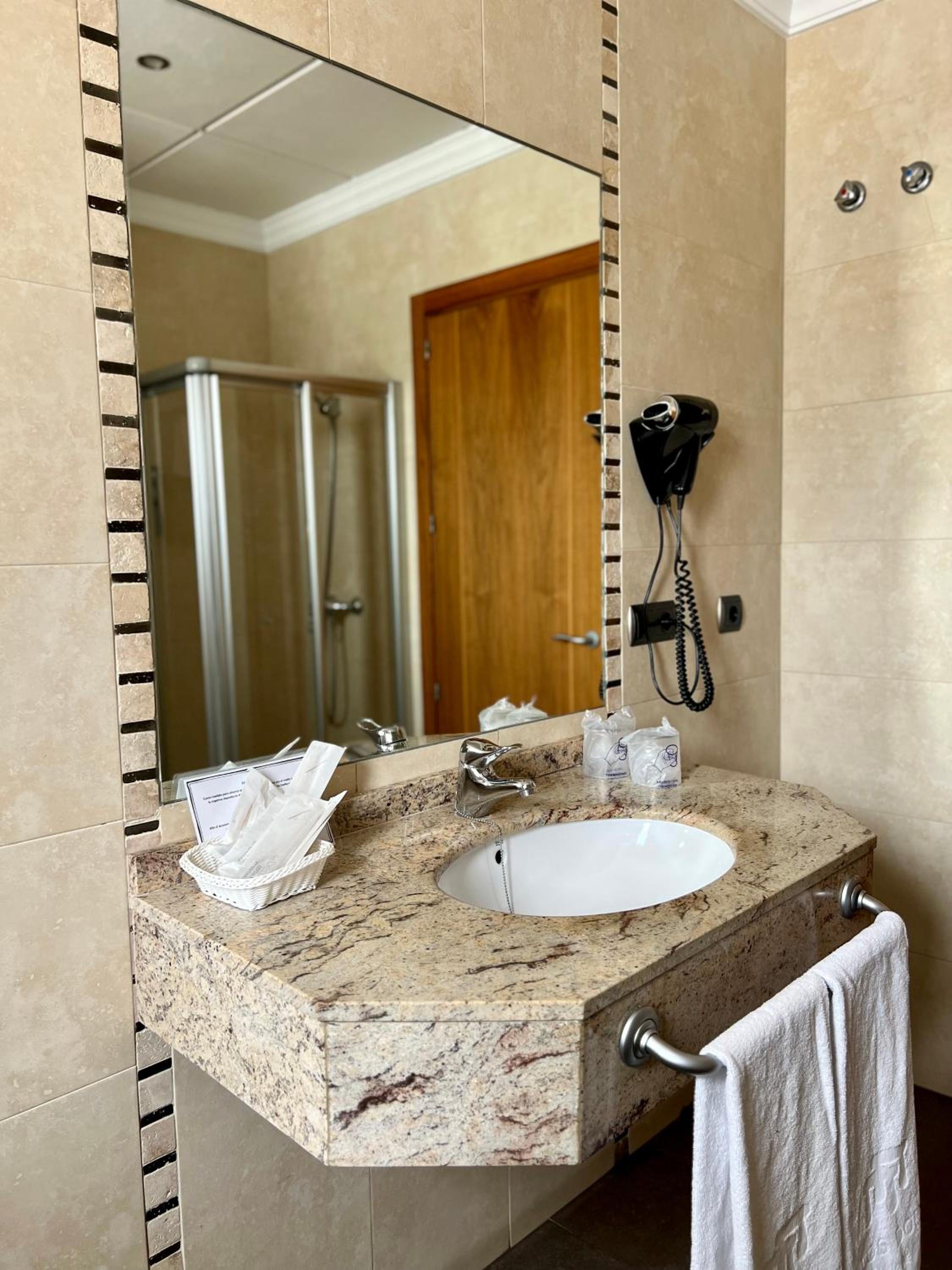 Double or Twin Room - Photo 3