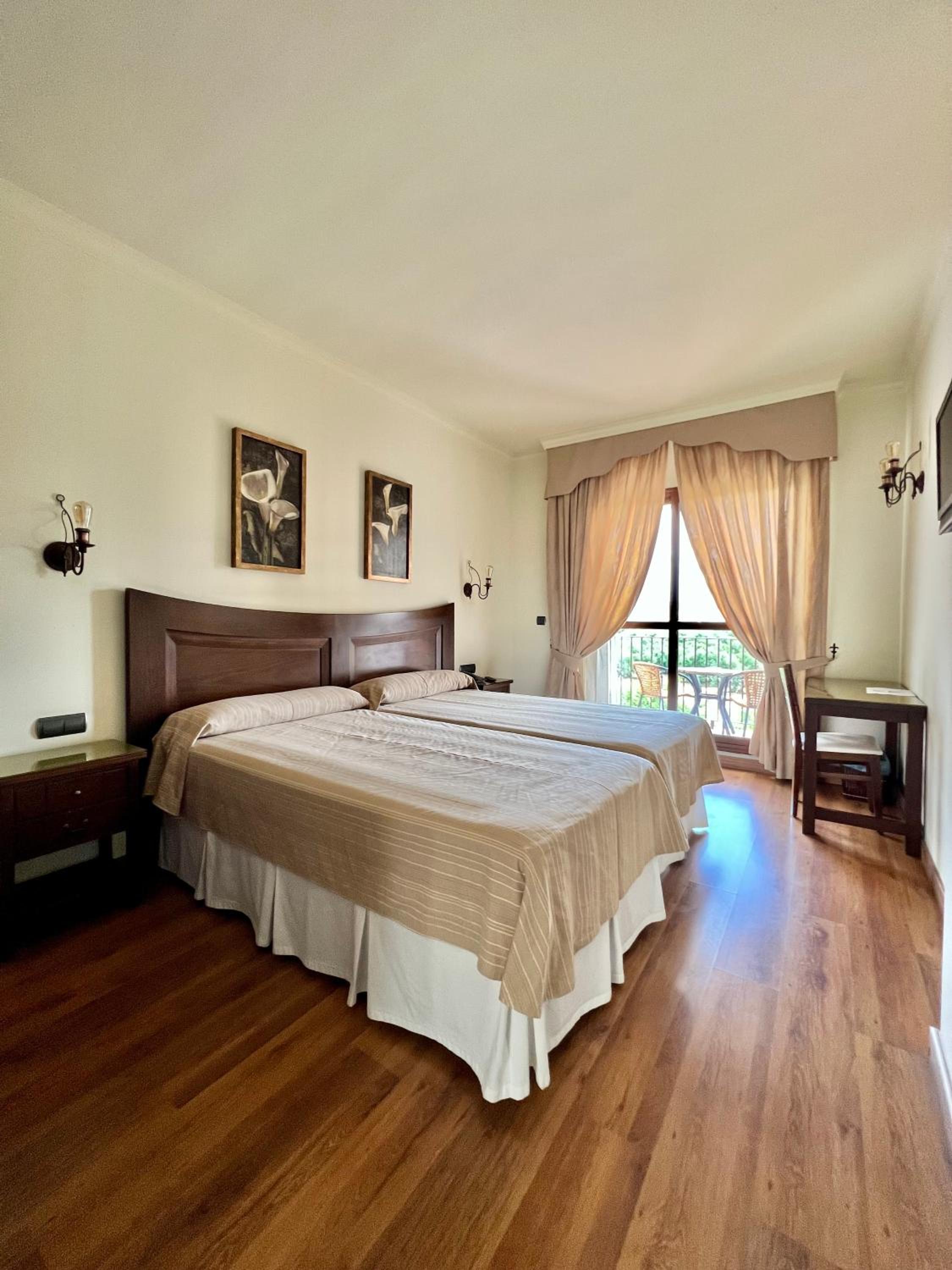 Double or Twin Room - Photo 9