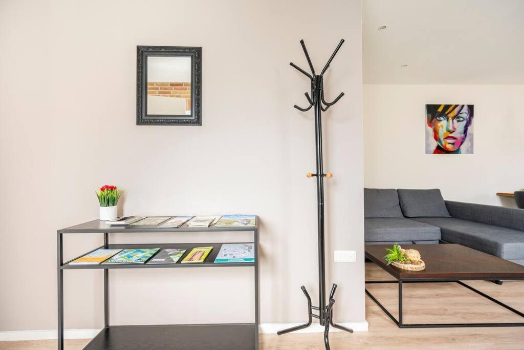 One-Bedroom Apartment photo 2