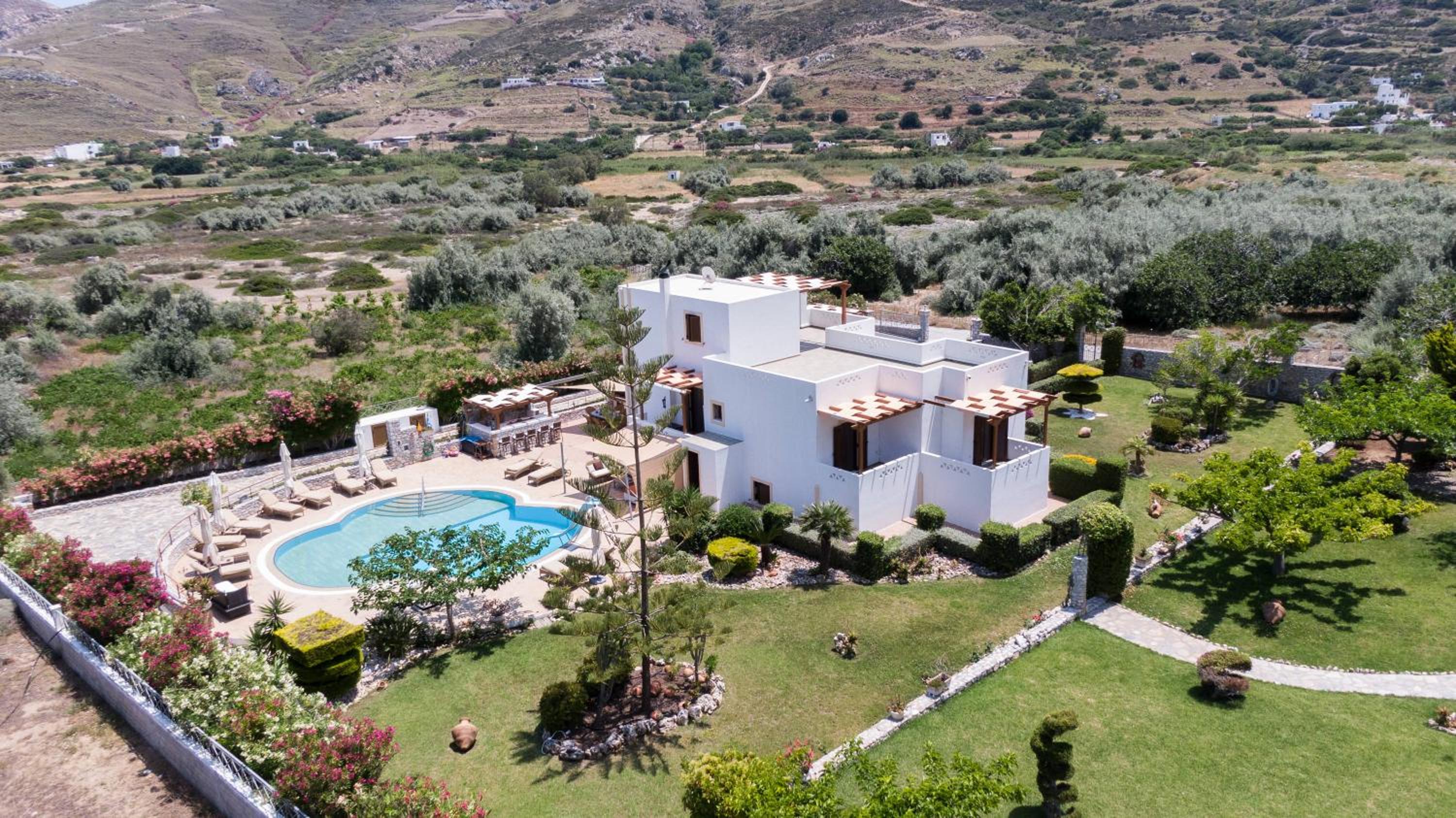 Three-Bedroom Villa photo 2