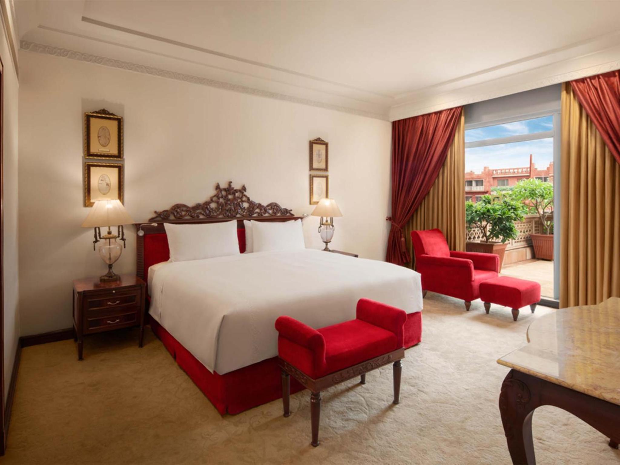 Presidential Suite, Club lounge access, Pool view, Mid floor